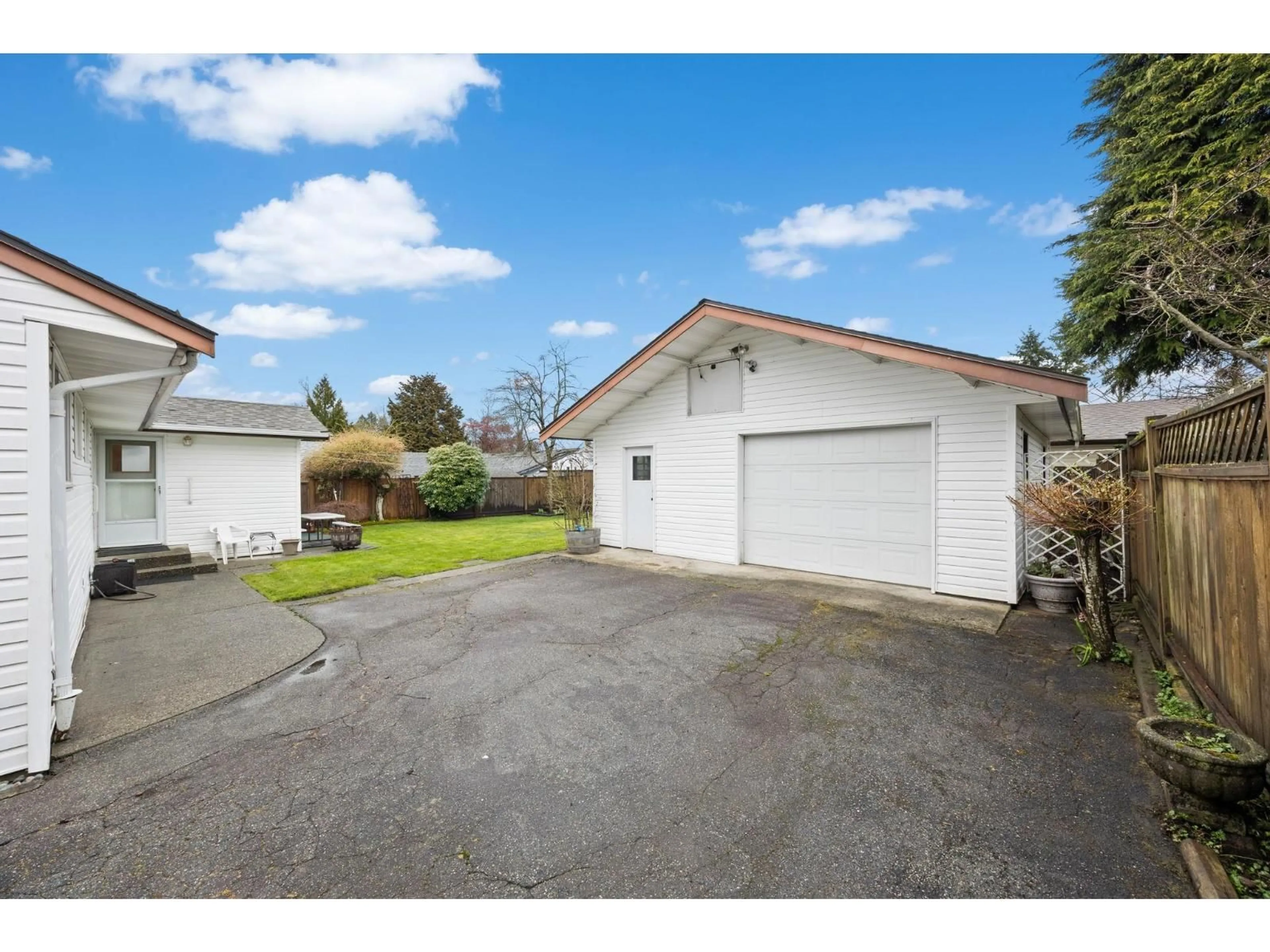 Indoor garage for 11060 WREN CRESCENT, Surrey British Columbia V3R5A2