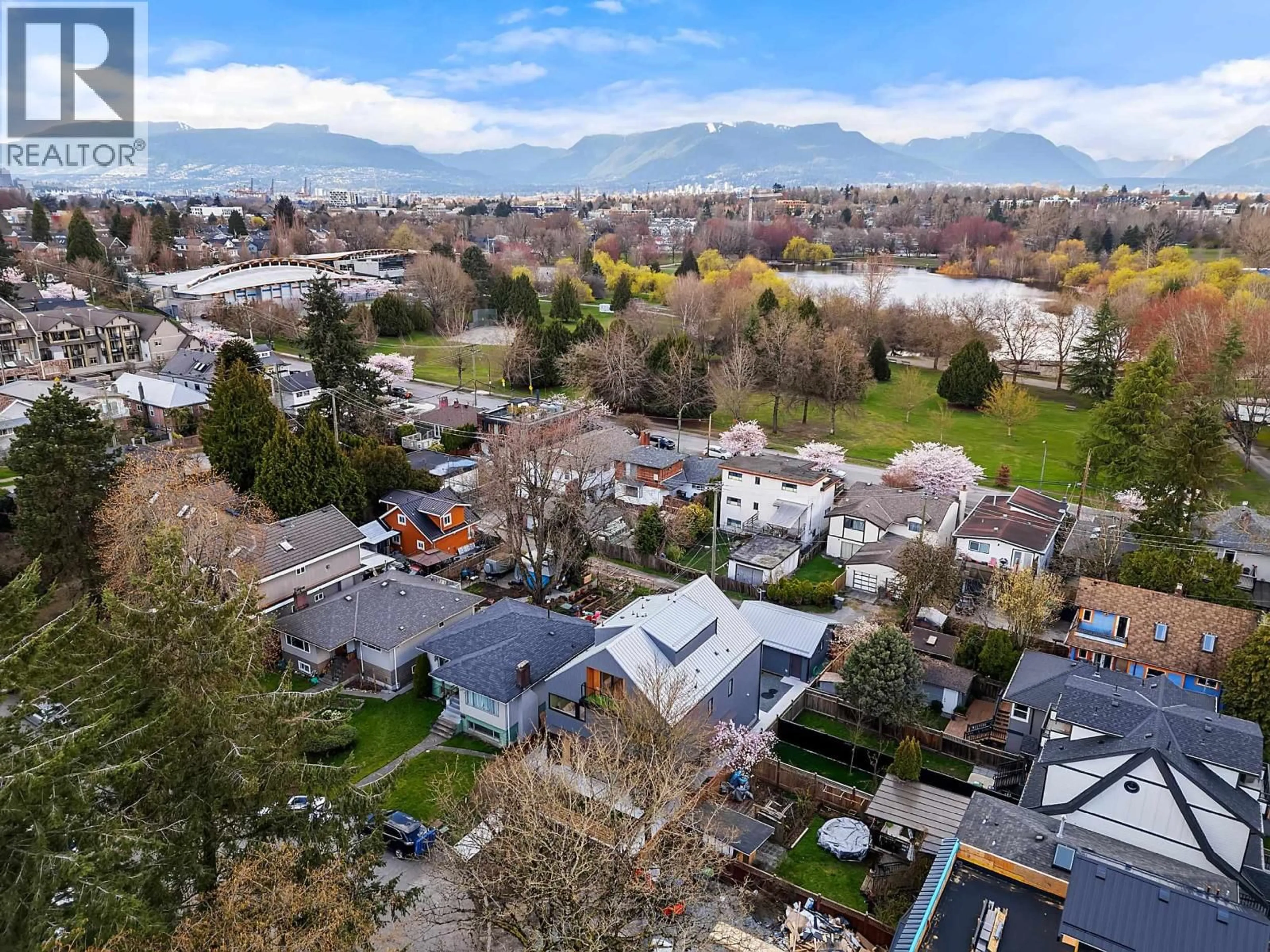 A pic from outside/outdoor area/front of a property/back of a property/a pic from drone, mountain view for 1 - 2091 20TH AVENUE, Vancouver British Columbia V5N2L1