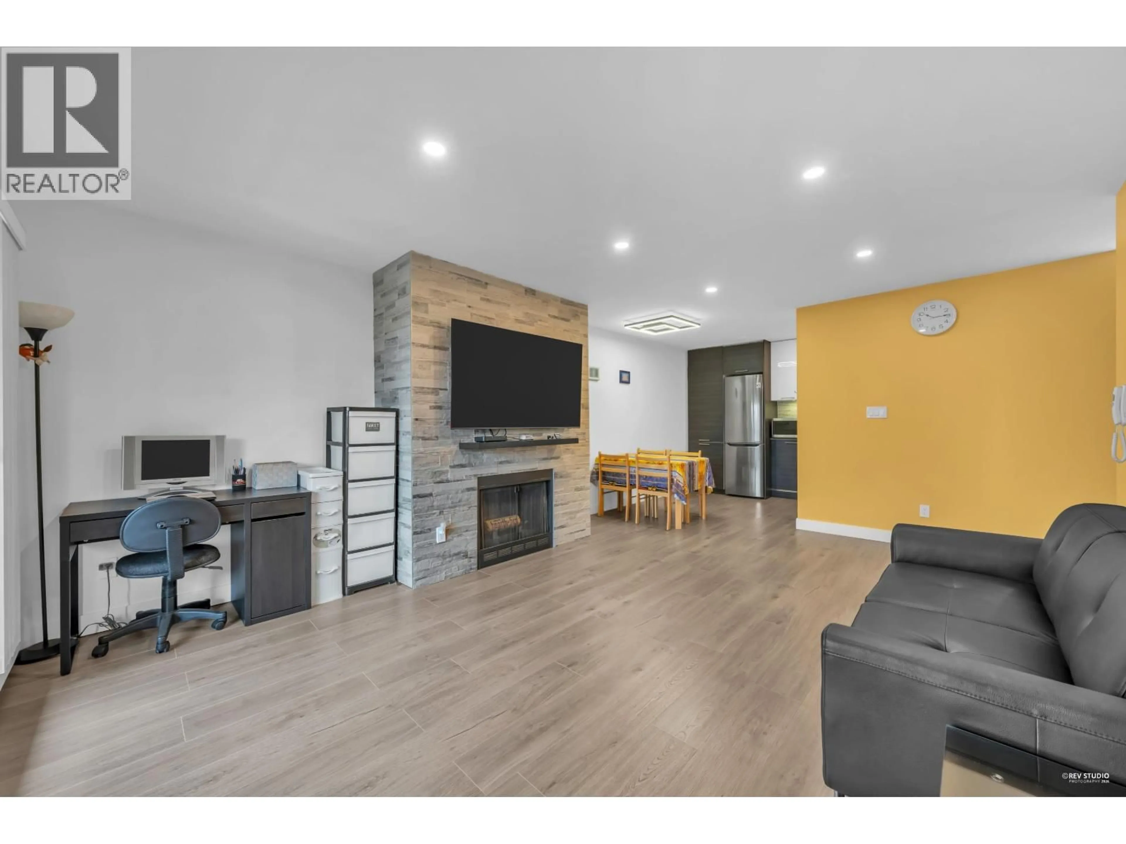 Living room with furniture, wood/laminate floor for 317 - 8600 ACKROYD ROAD, Richmond British Columbia V6X3G1