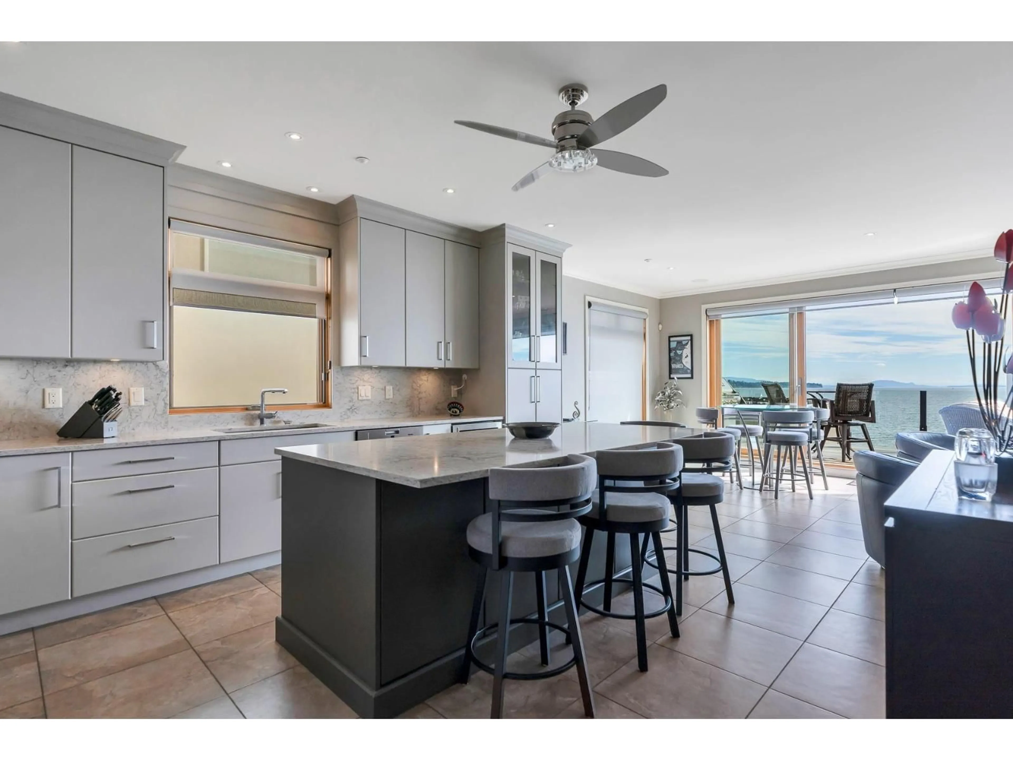 Open concept kitchen, ceramic/tile floor for 15364 VICTORIA AVENUE STREET, White Rock British Columbia V4B1H2