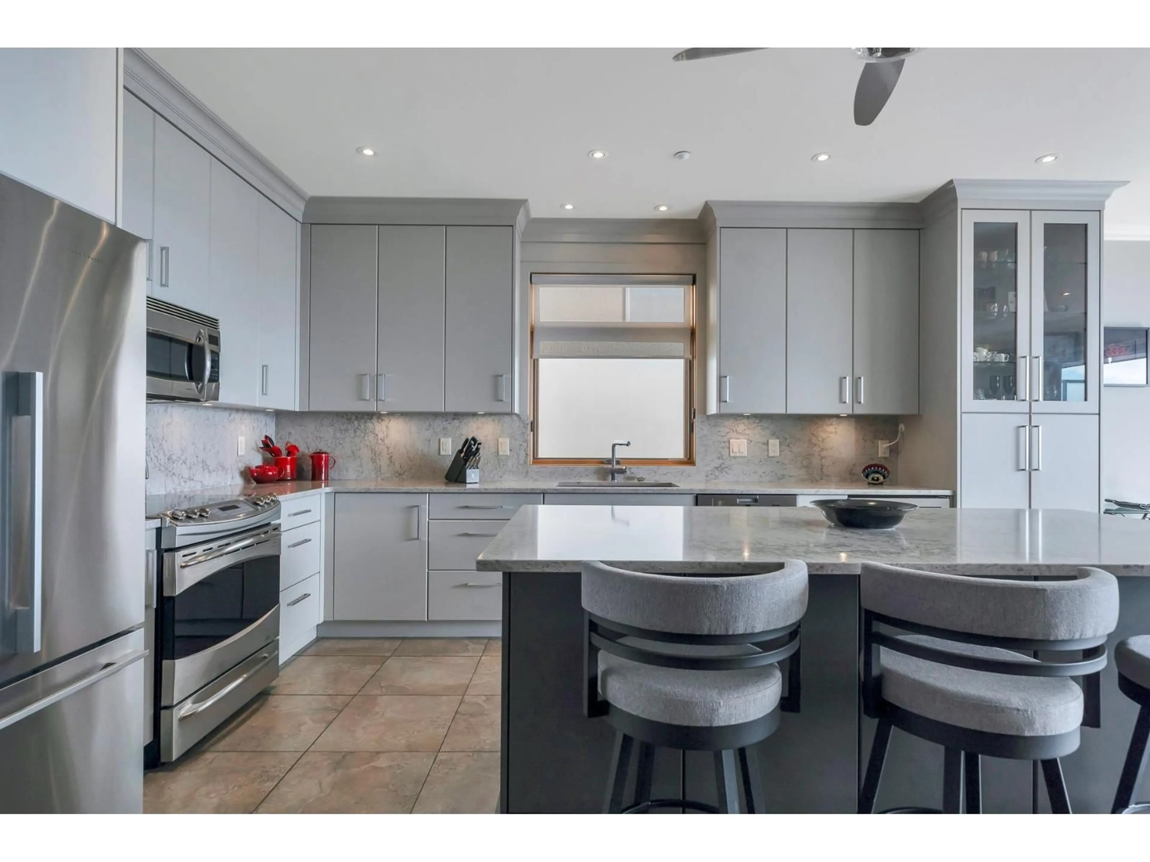 Open concept kitchen, ceramic/tile floor for 15364 VICTORIA AVENUE STREET, White Rock British Columbia V4B1H2