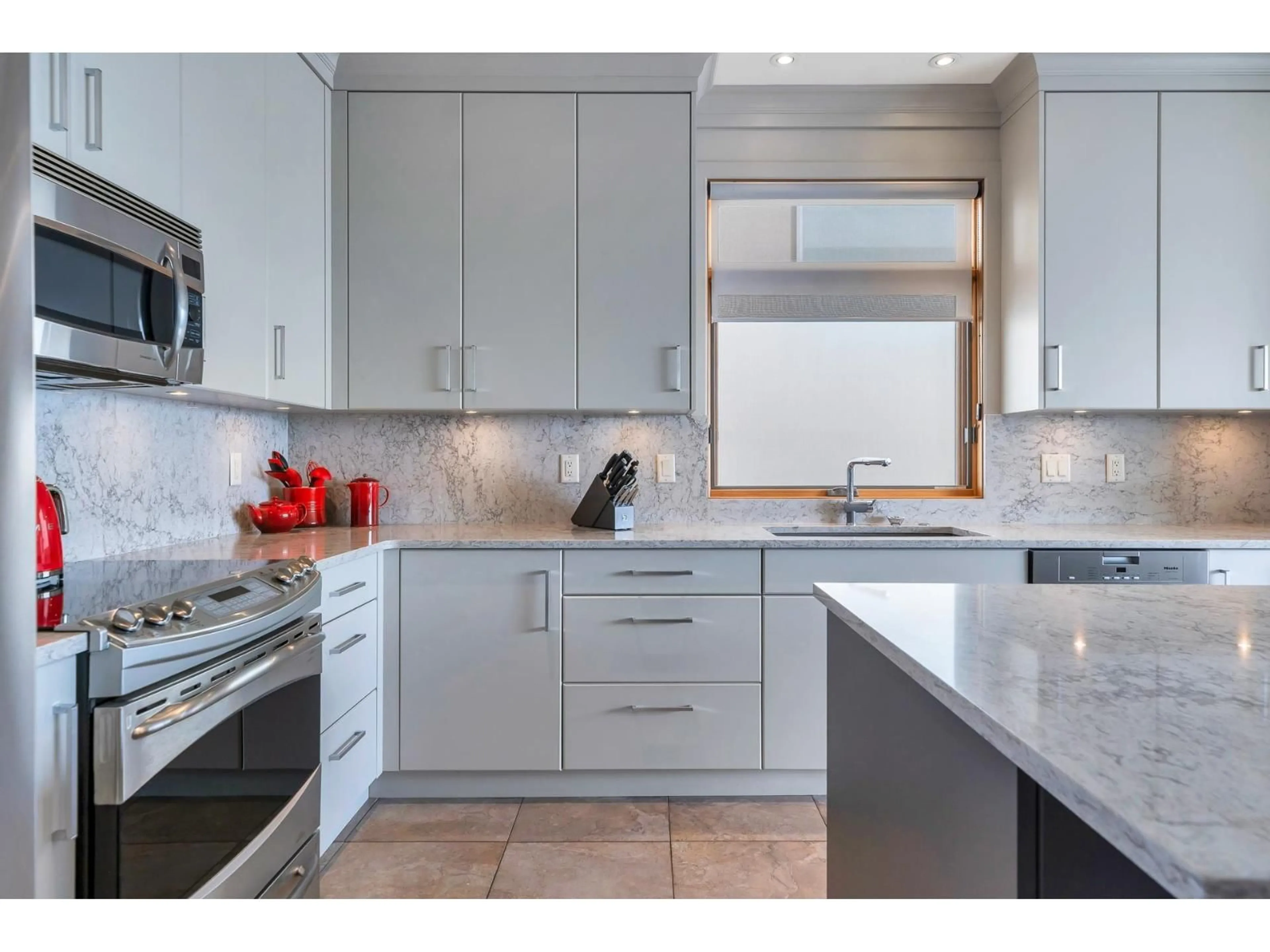 Contemporary kitchen, ceramic/tile floor for 15364 VICTORIA AVENUE STREET, White Rock British Columbia V4B1H2
