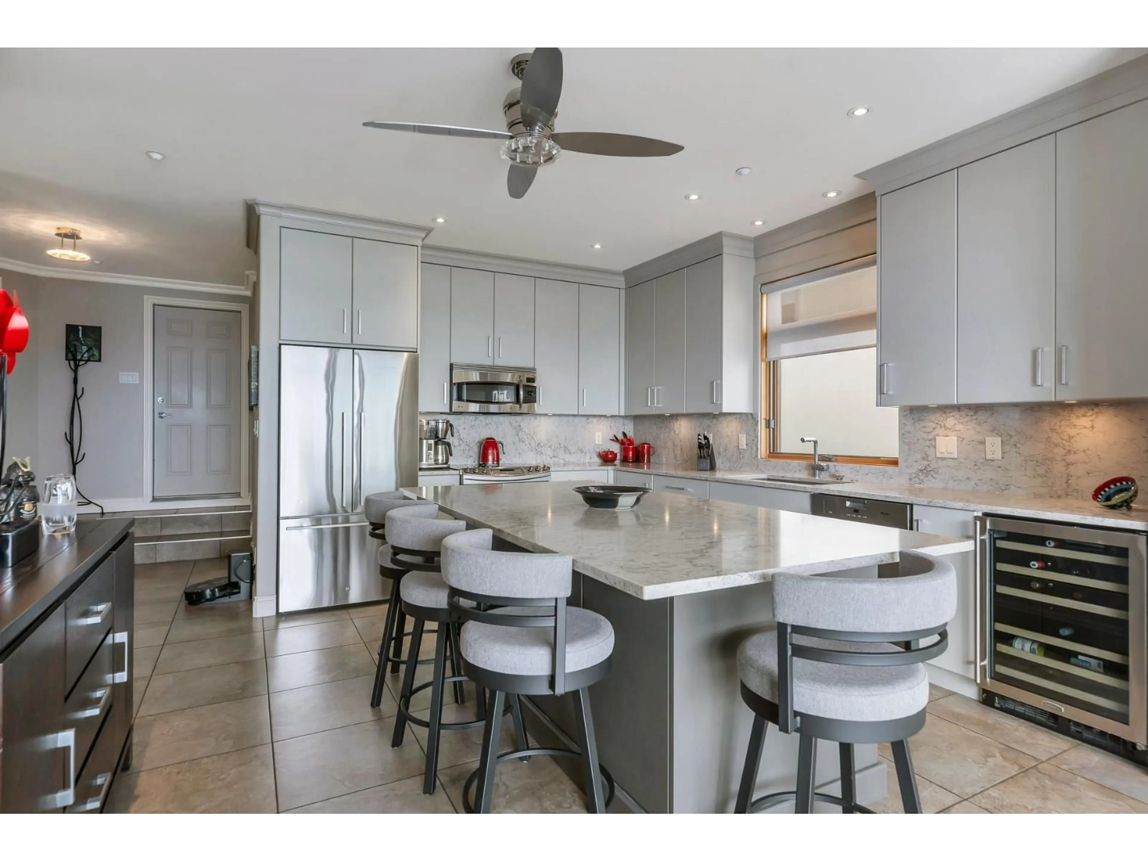 Open concept kitchen, ceramic/tile floor for 15364 VICTORIA AVENUE STREET, White Rock British Columbia V4B1H2