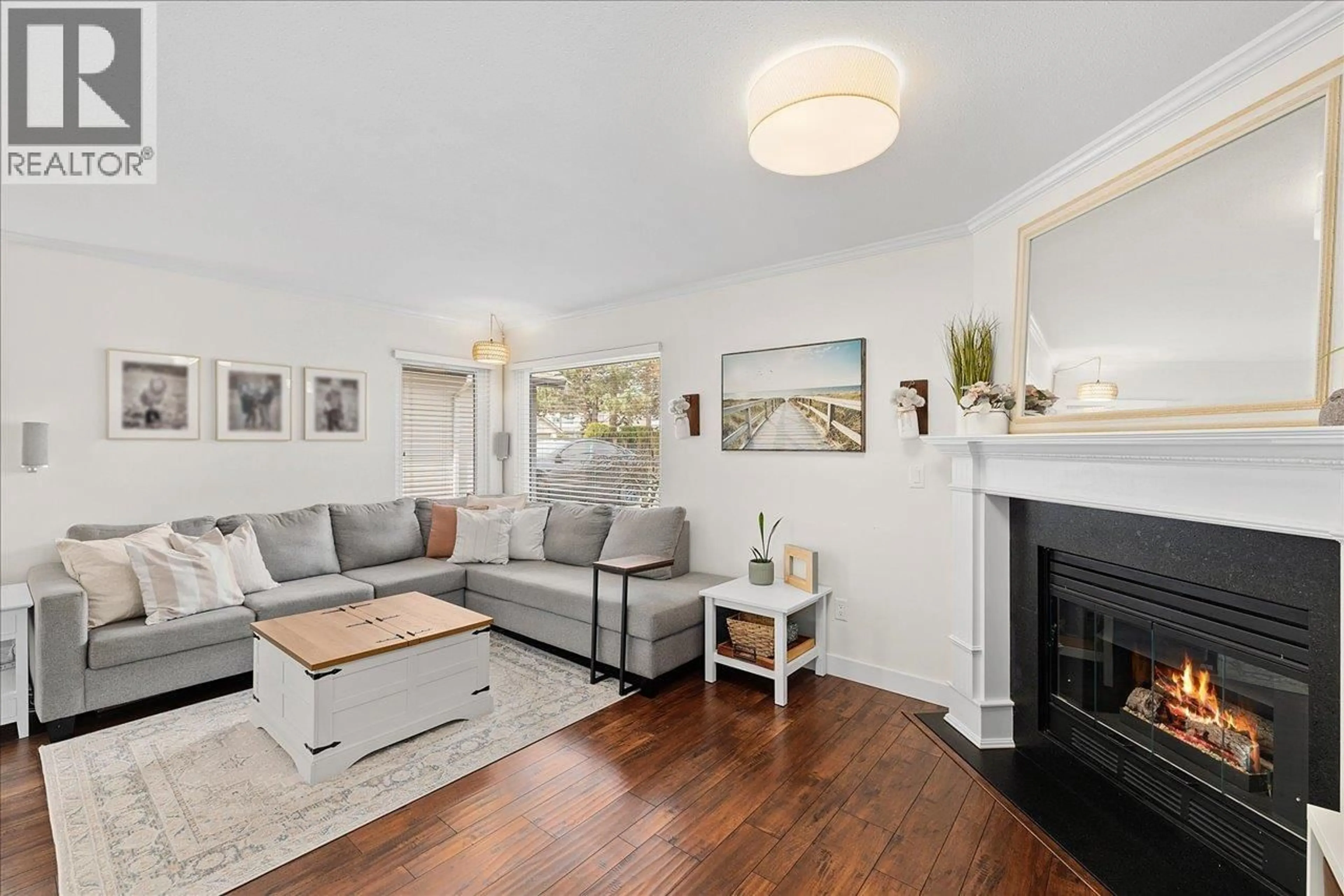 Living room with furniture, wood/laminate floor for 32 - 4756 62 STREET, Delta British Columbia V4K4V8