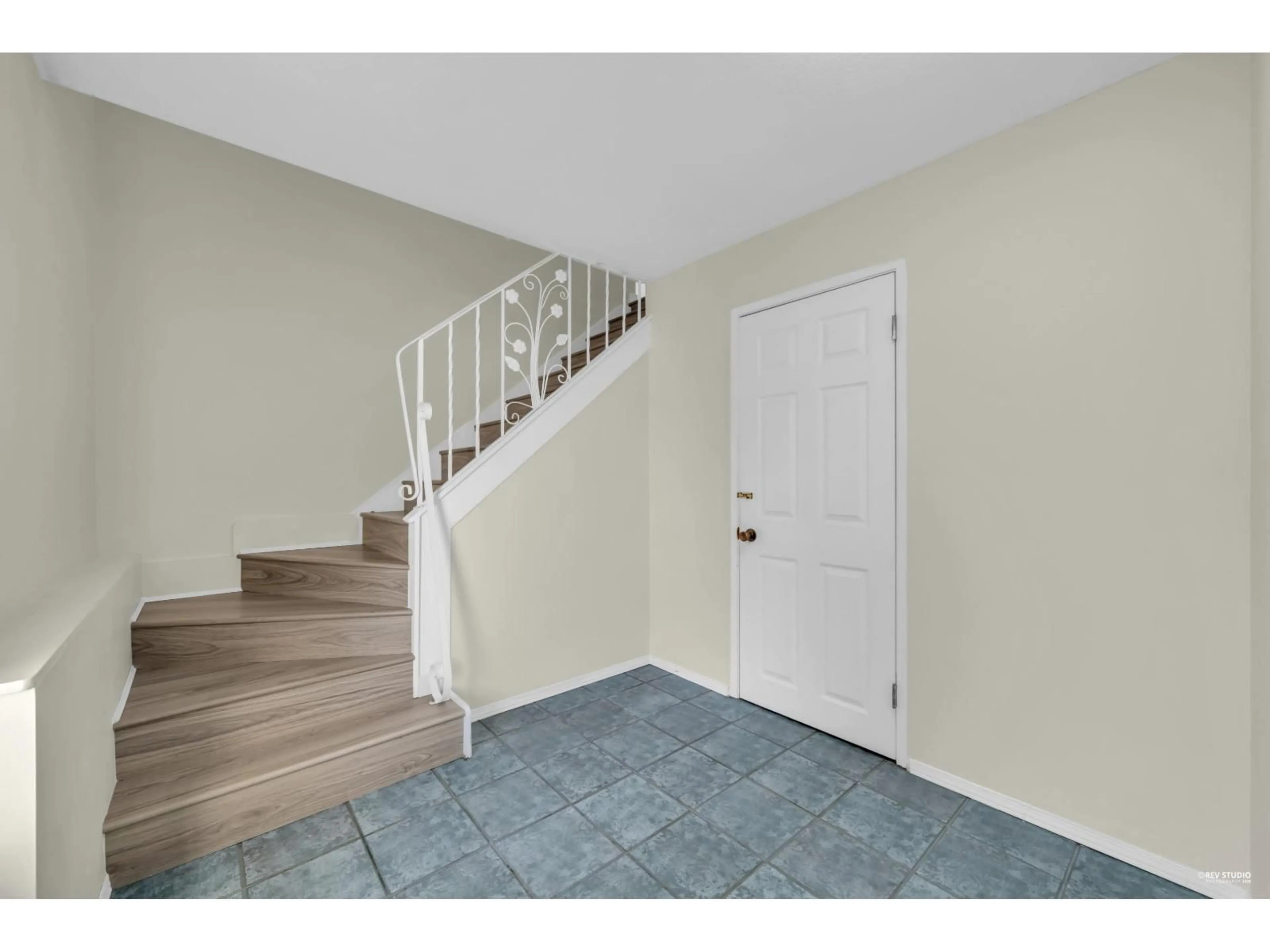Indoor entryway for 11250 KENDALE VIEW, Delta British Columbia V4C3P9