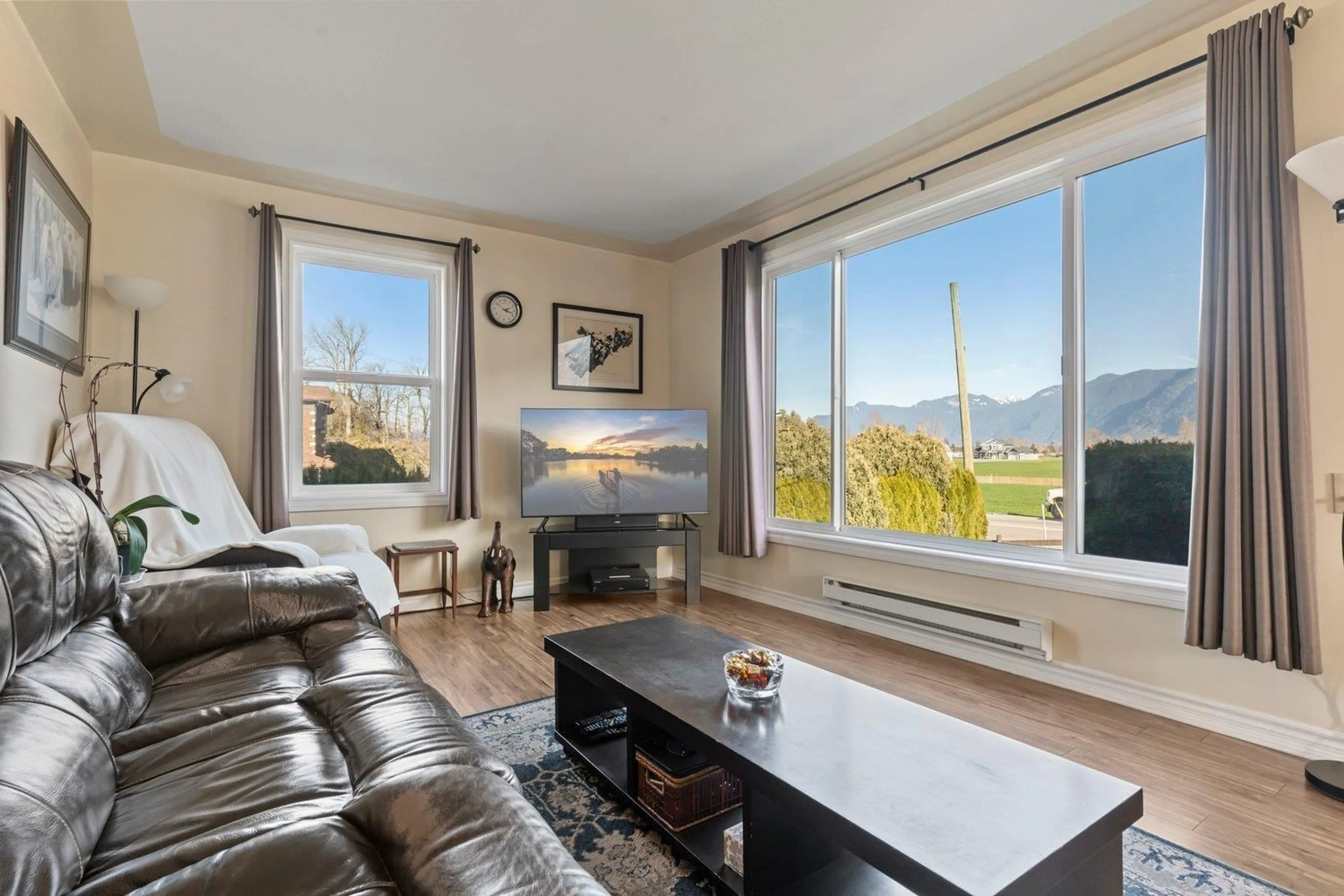 Living room with furniture, wood/laminate floor for 9227 ANNIS ROAD, Rosedale British Columbia V0X1X2