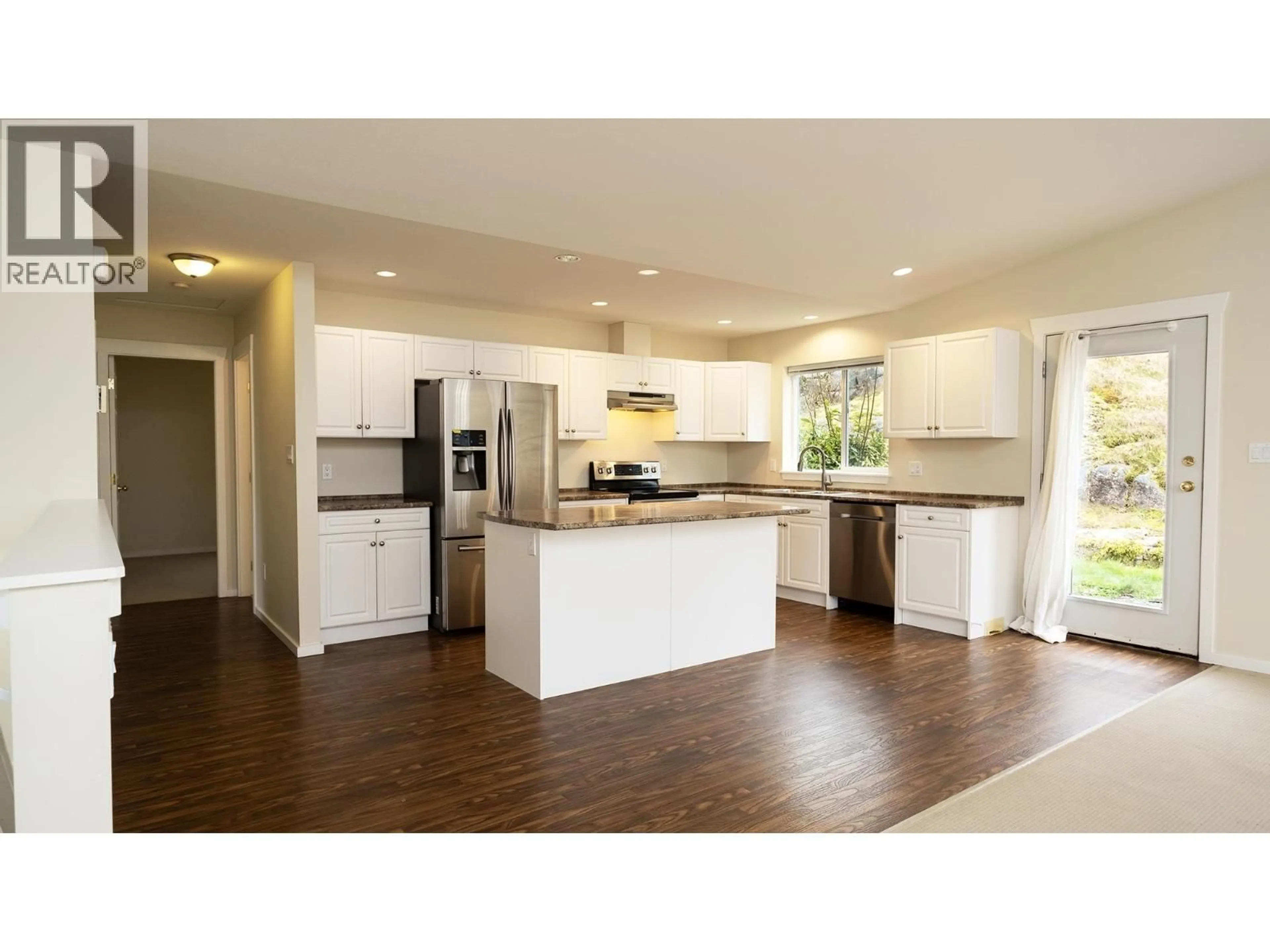Open concept kitchen, wood/laminate floor for 5839 TRAIL AVENUE, Sechelt British Columbia V7Z0L9