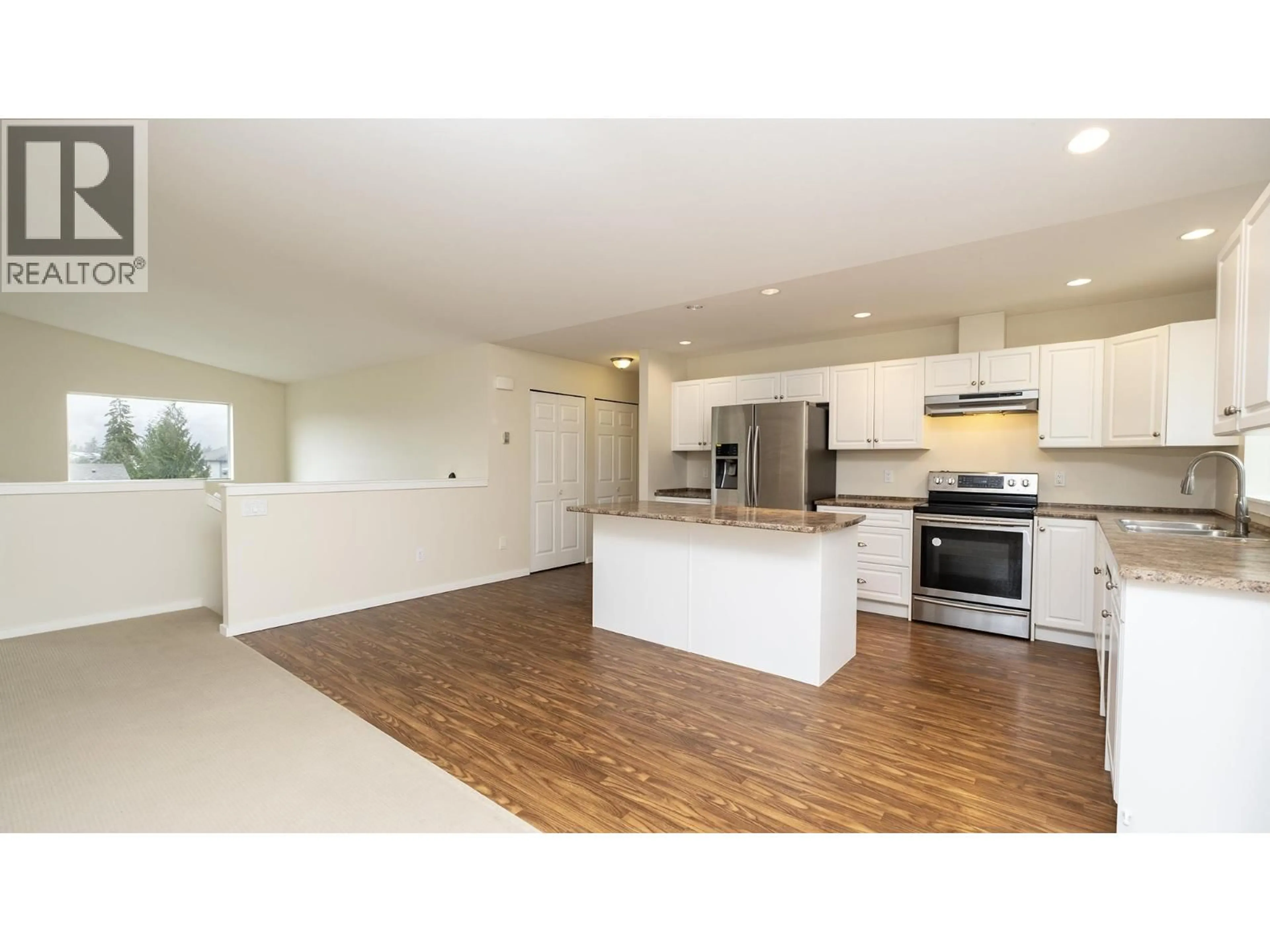 Open concept kitchen, wood/laminate floor for 5839 TRAIL AVENUE, Sechelt British Columbia V7Z0L9