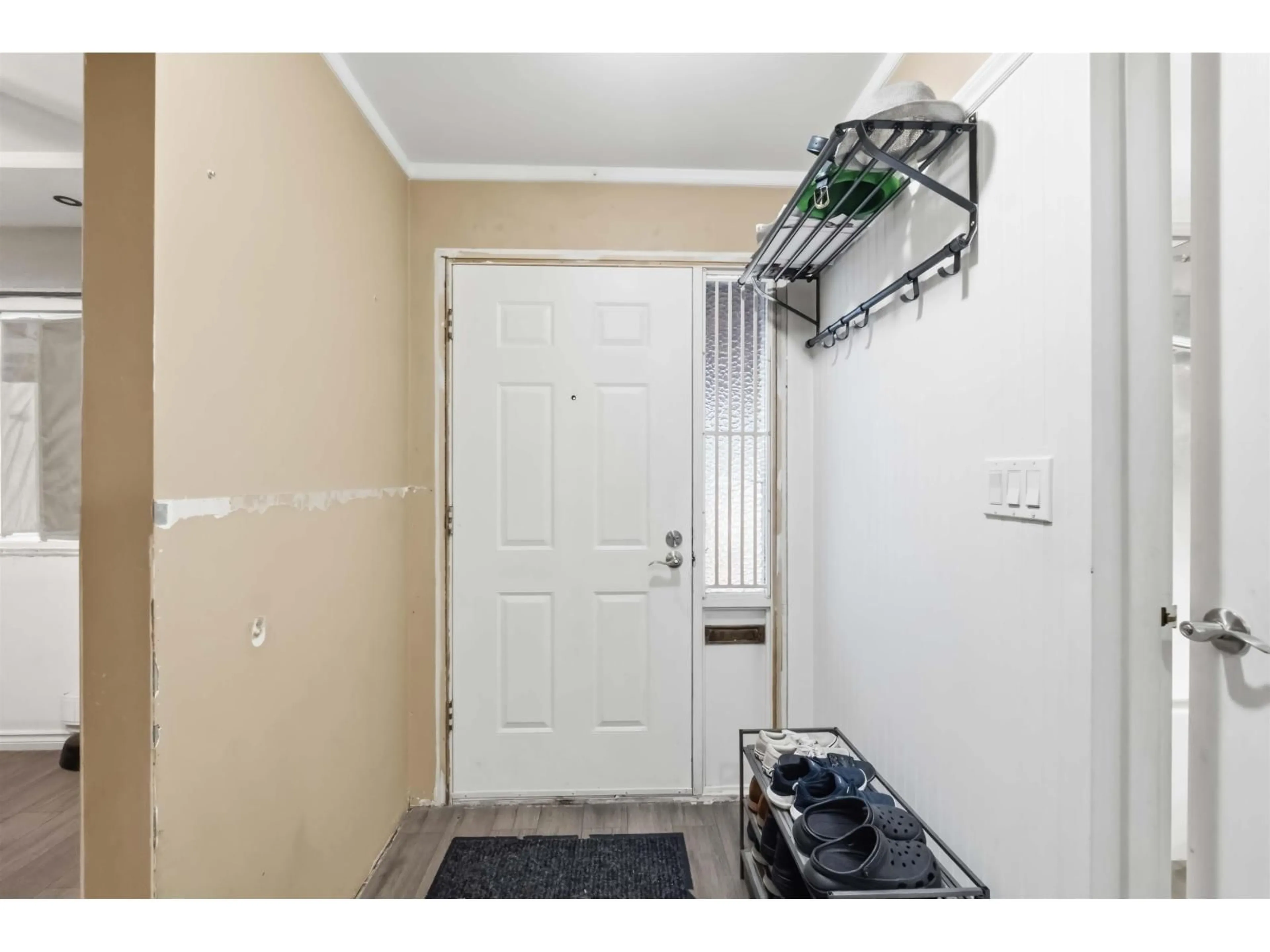 Indoor entryway for 13323 71B AVENUE, Surrey British Columbia V3W7Z5