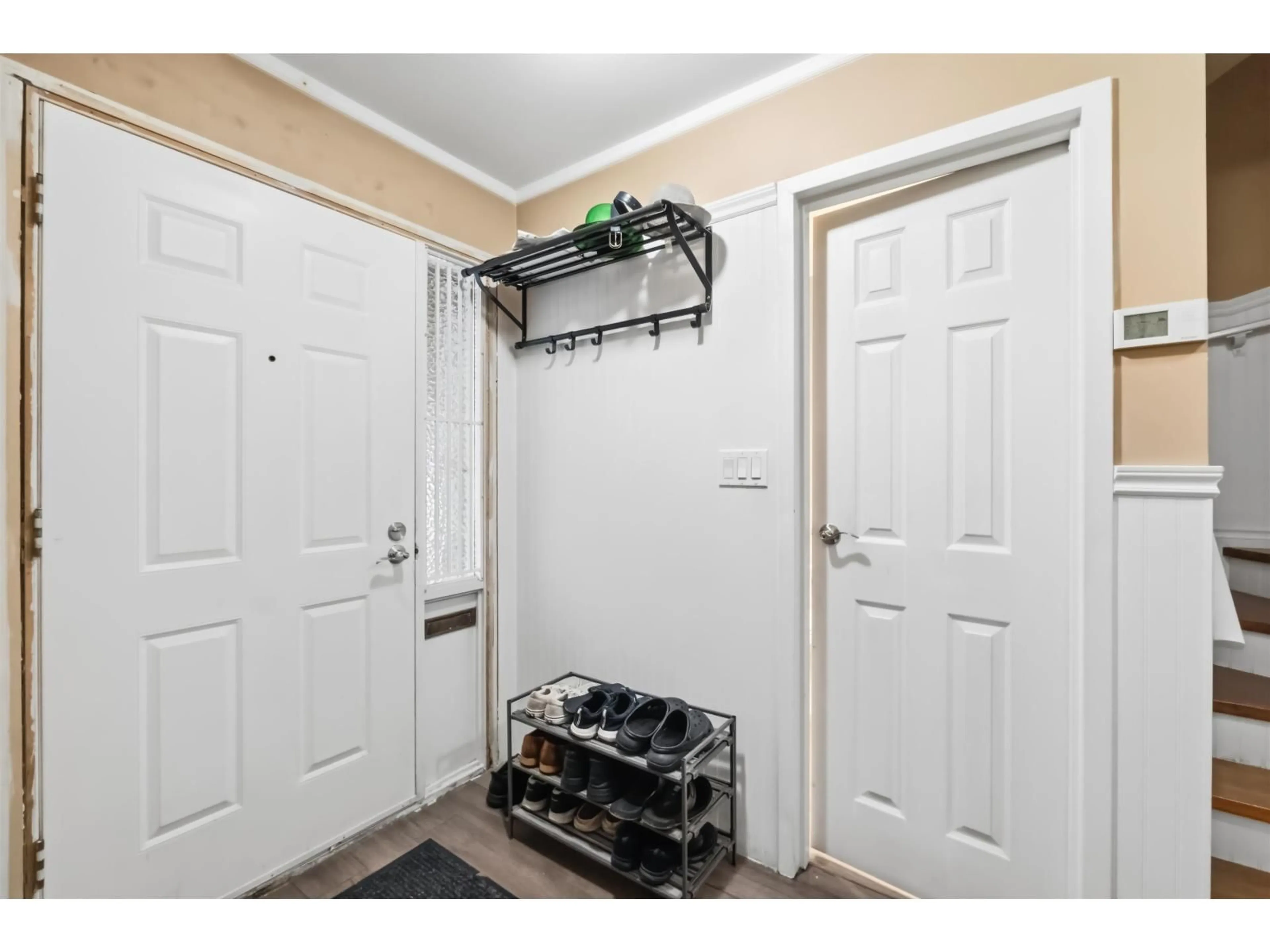 Indoor entryway for 13323 71B AVENUE, Surrey British Columbia V3W7Z5