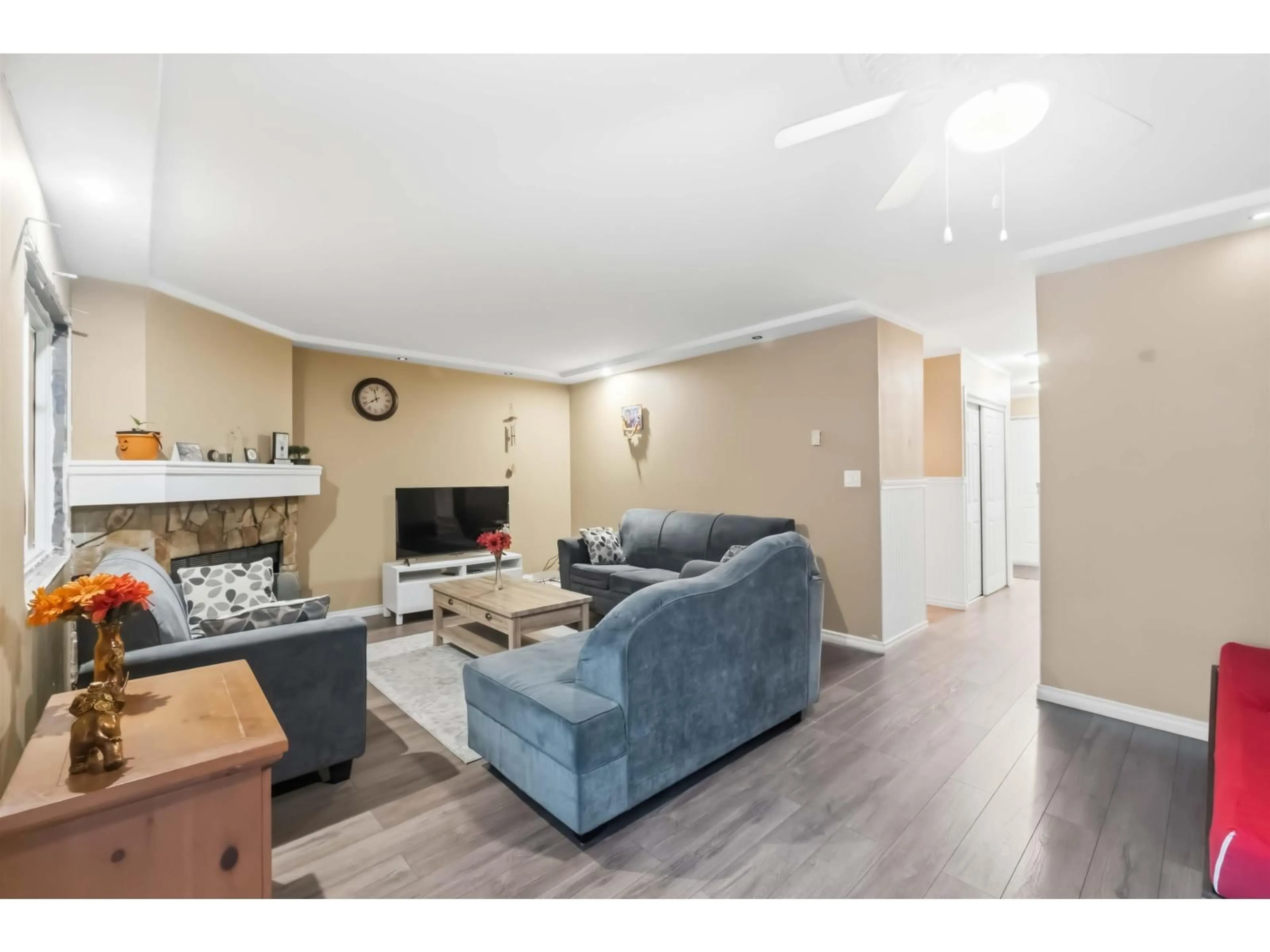 Living room with furniture, wood/laminate floor for 13323 71B AVENUE, Surrey British Columbia V3W7Z5