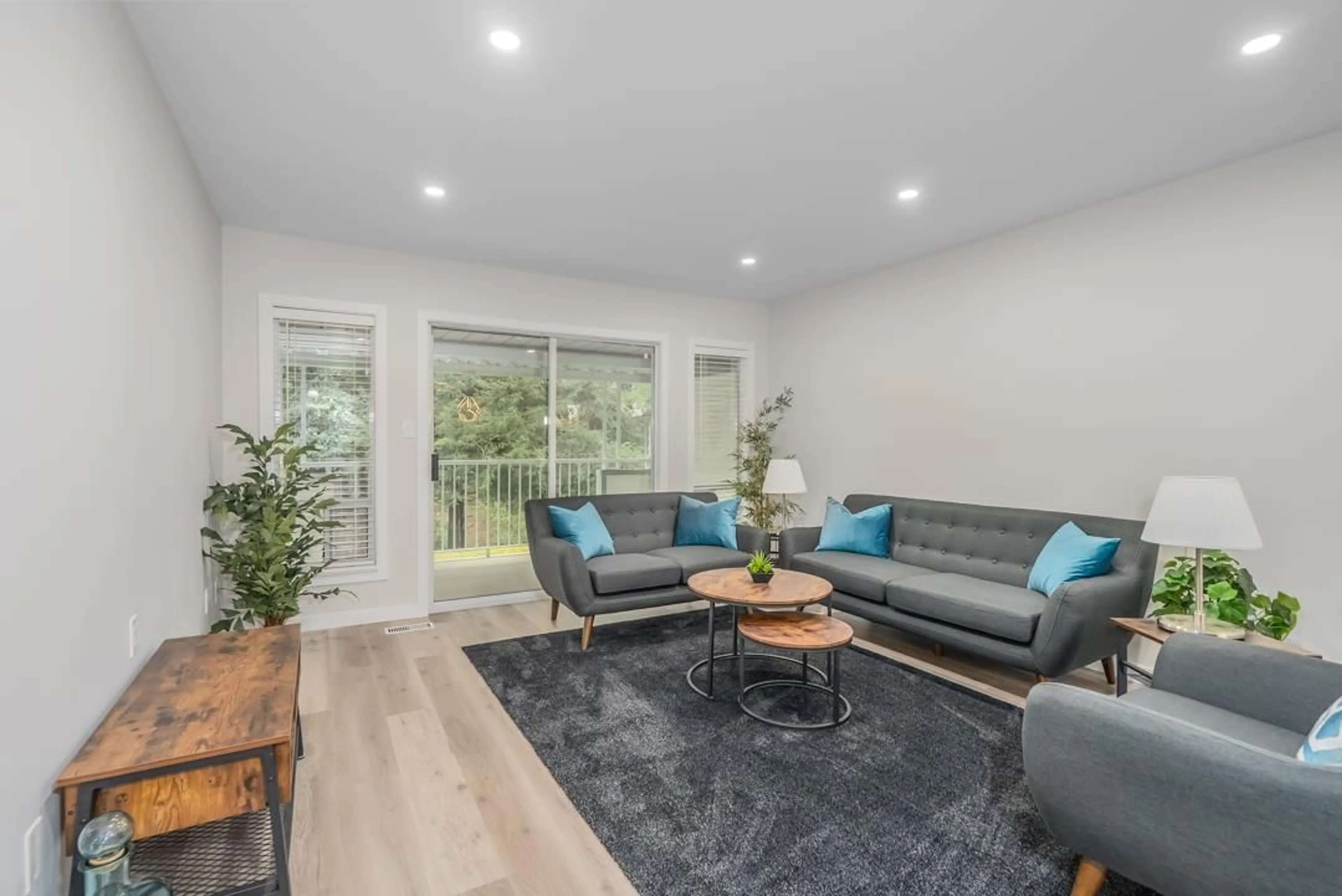 Living room with furniture, wood/laminate floor for 35 - 3055 TRAFALGAR STREET, Abbotsford British Columbia V2S7X8