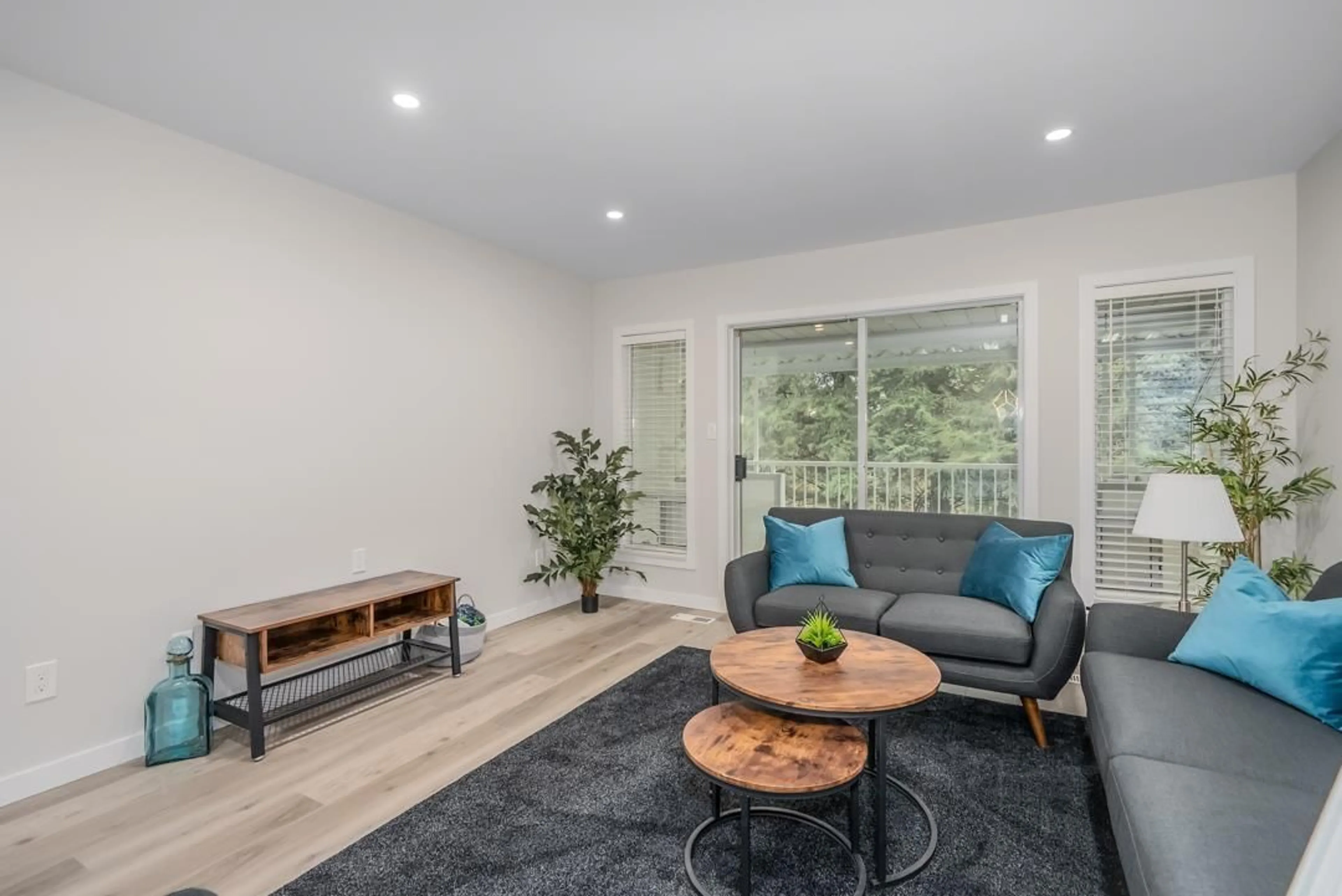 Living room with furniture, wood/laminate floor for 35 - 3055 TRAFALGAR STREET, Abbotsford British Columbia V2S7X8
