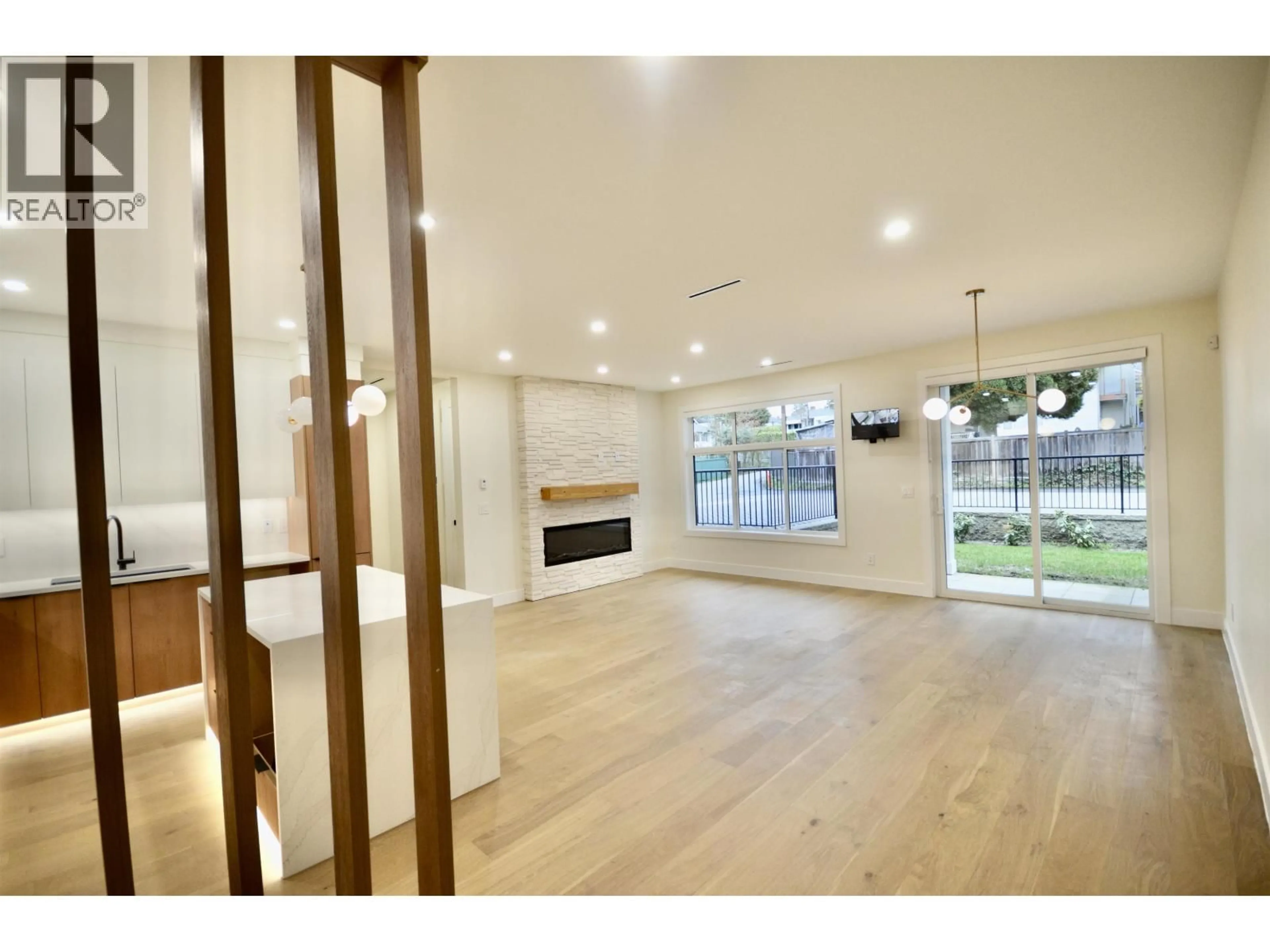 Indoor foyer for 104 - 901 EDGAR AVENUE, Coquitlam British Columbia V3K2K1