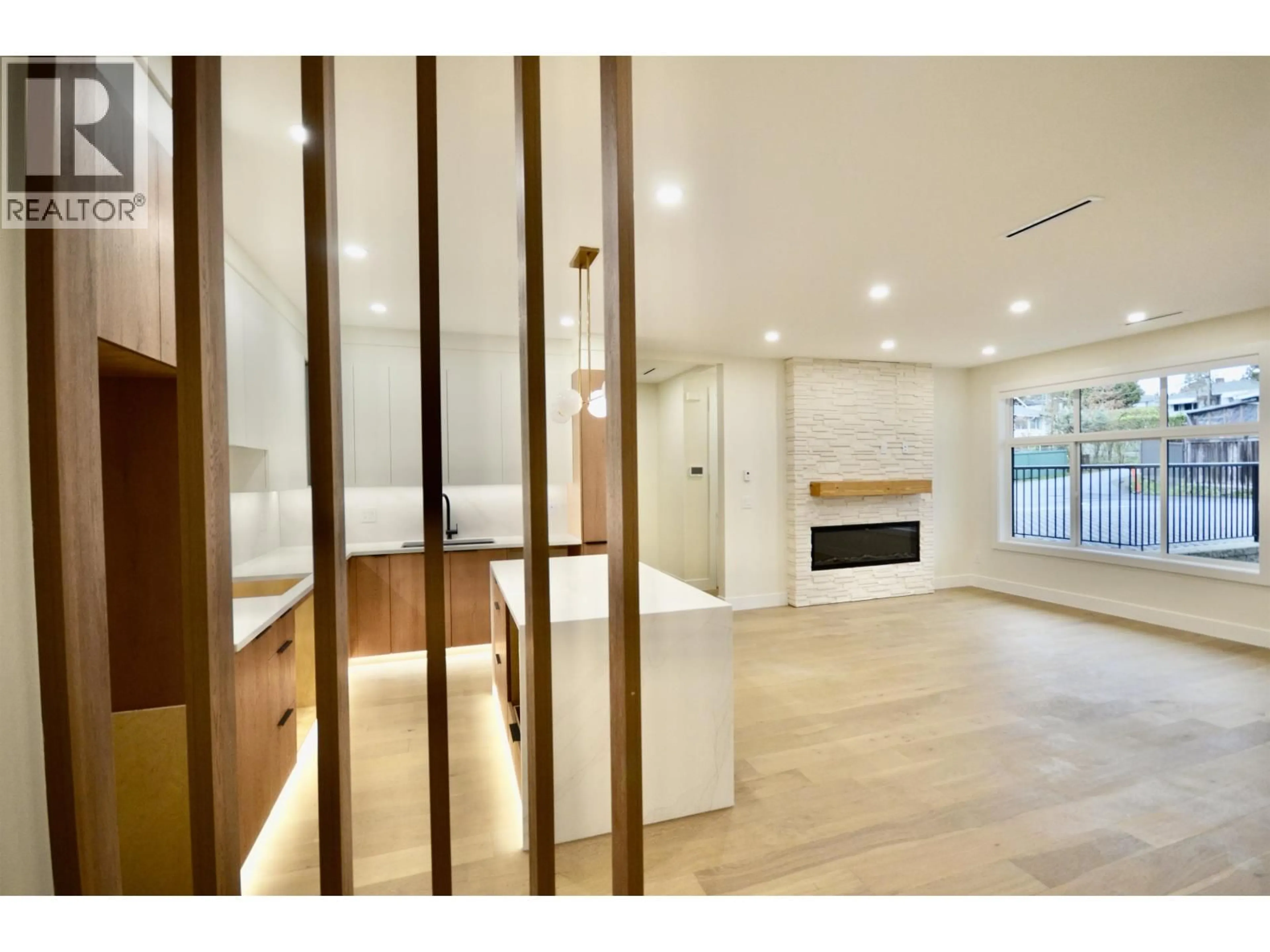 Indoor foyer for 104 - 901 EDGAR AVENUE, Coquitlam British Columbia V3K2K1