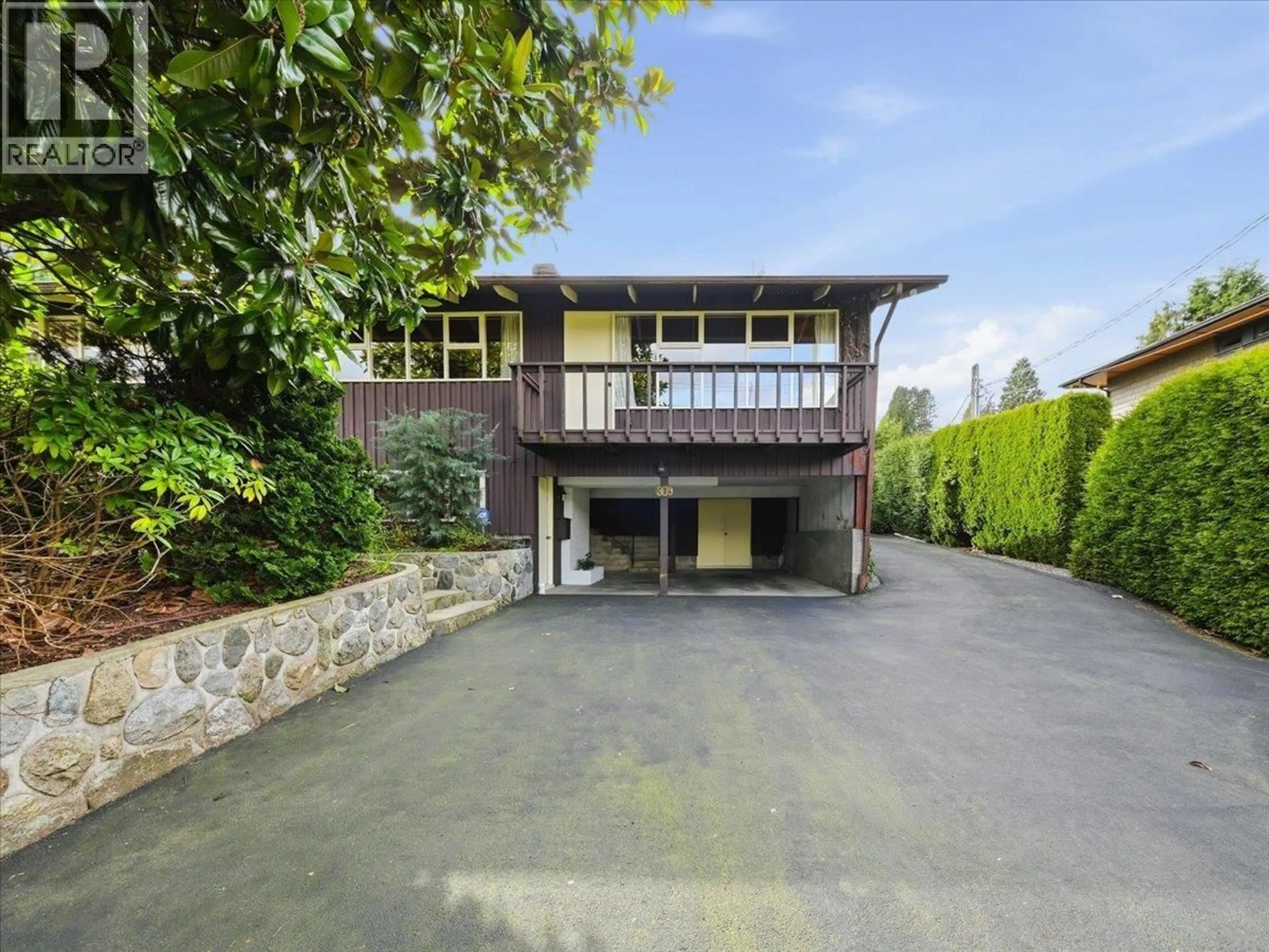 A pic from outside/outdoor area/front of a property/back of a property/a pic from drone, street for 809 ROSLYN BOULEVARD, North Vancouver British Columbia V7G1P4