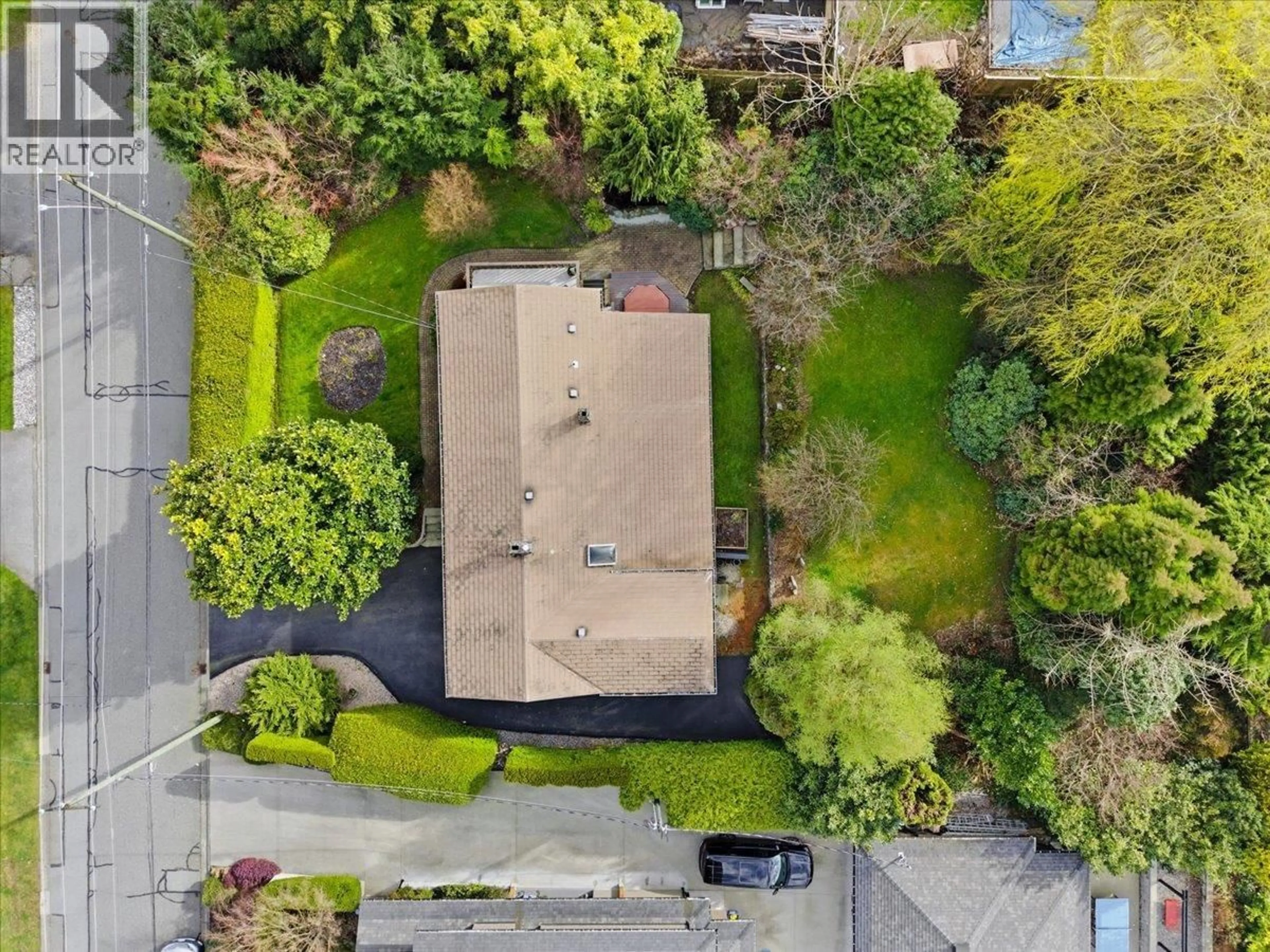 A pic from outside/outdoor area/front of a property/back of a property/a pic from drone, street for 809 ROSLYN BOULEVARD, North Vancouver British Columbia V7G1P4