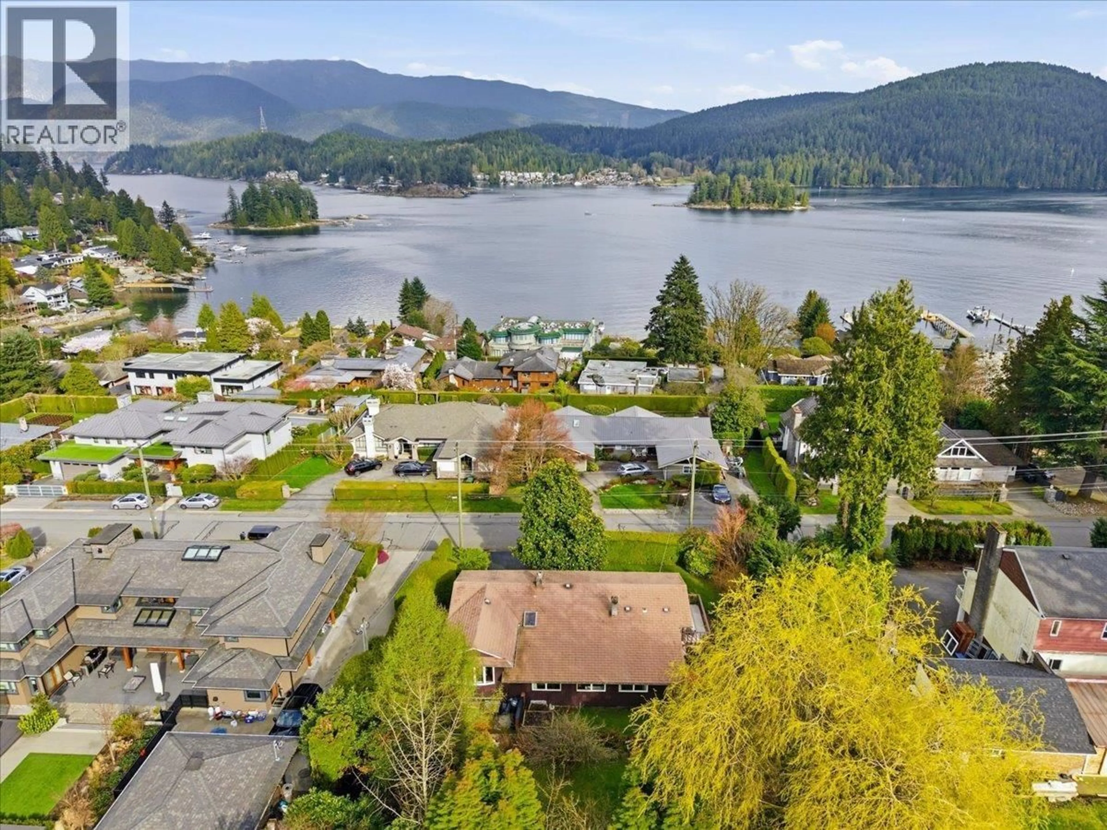 A pic from outside/outdoor area/front of a property/back of a property/a pic from drone, water/lake/river/ocean view for 809 ROSLYN BOULEVARD, North Vancouver British Columbia V7G1P4