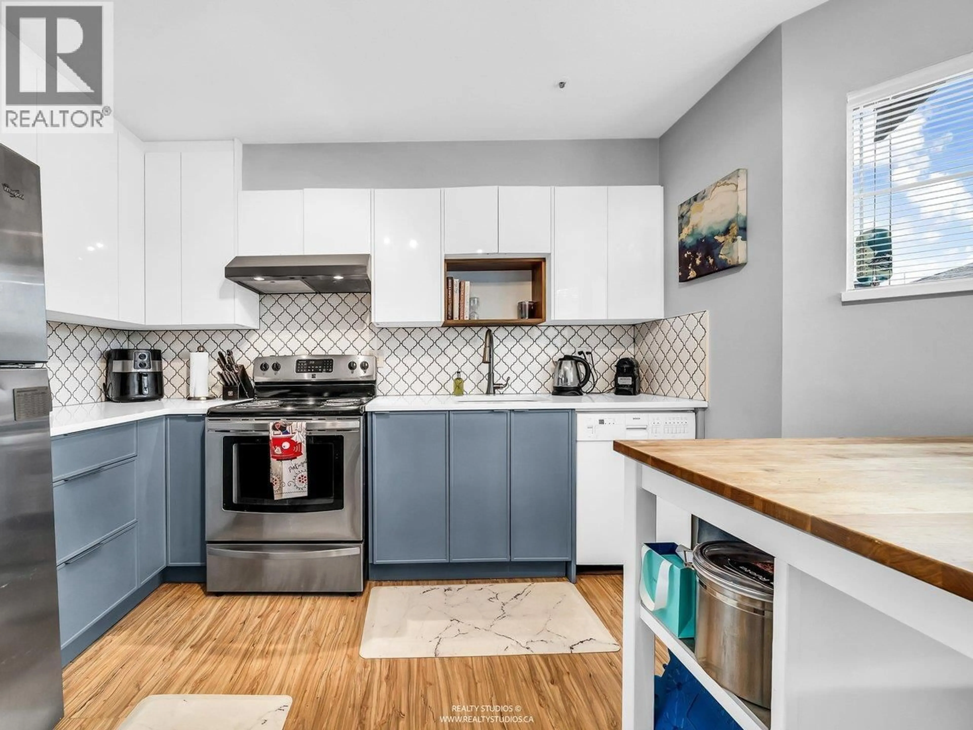 Open concept kitchen, unknown for 1 - 12188 HARRIS ROAD, Pitt Meadows British Columbia V3Y2N3