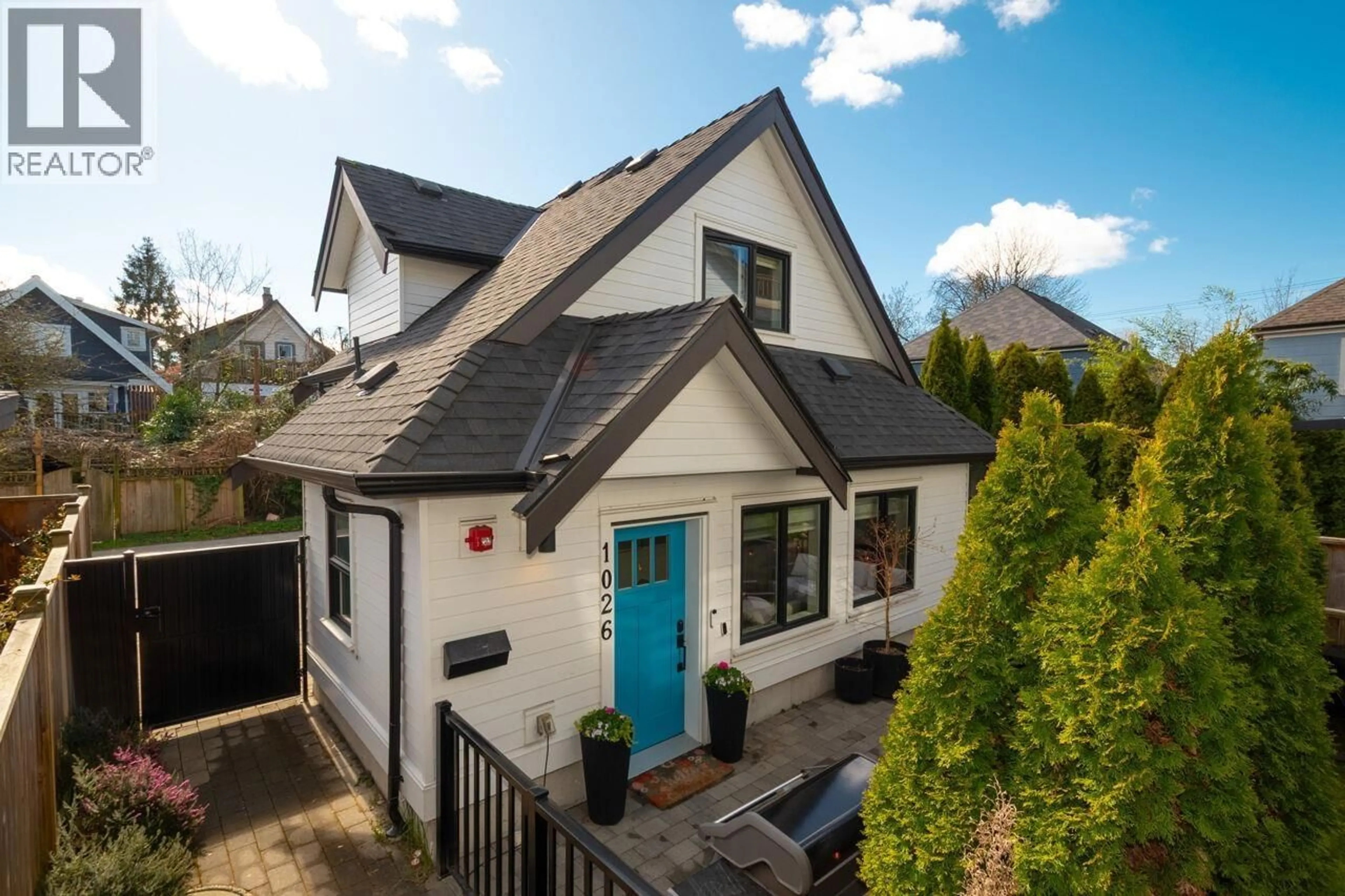 A pic from outside/outdoor area/front of a property/back of a property/a pic from drone, street for 1026 13TH AVENUE, Vancouver British Columbia V5T2L8