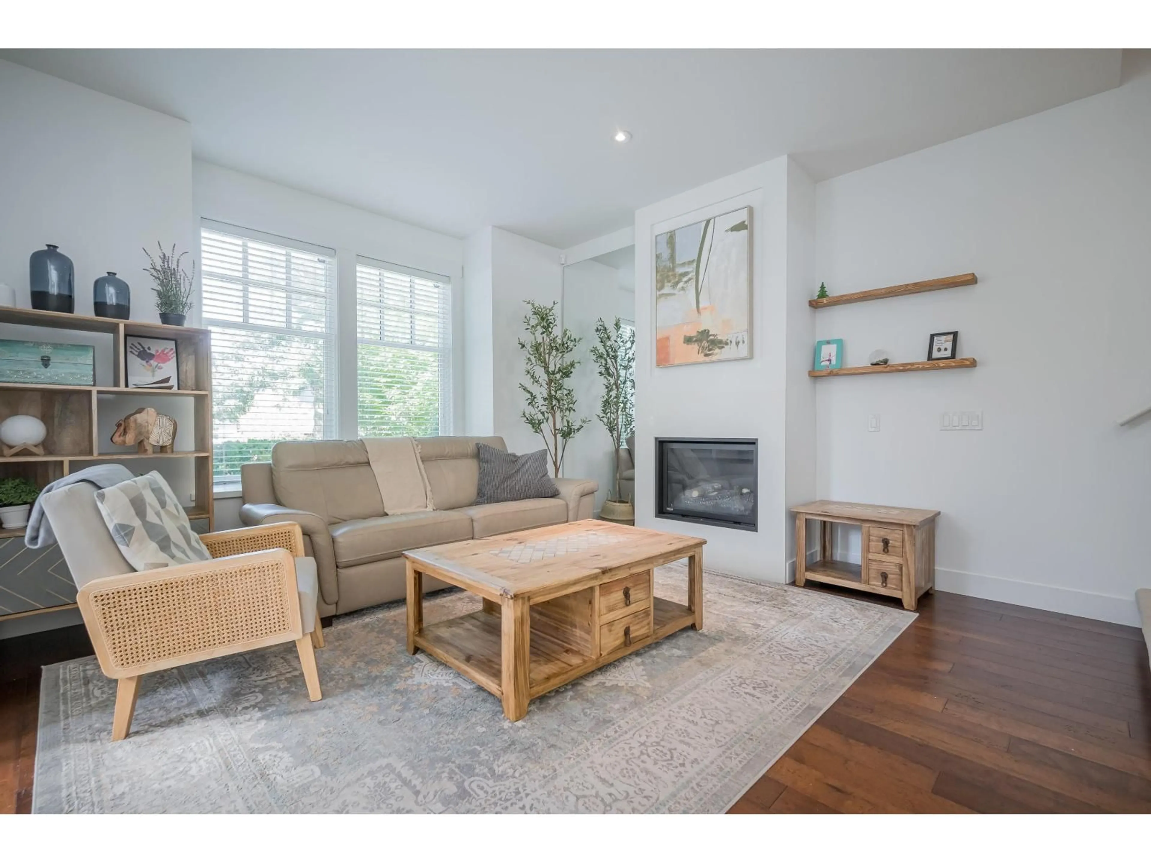 Living room with furniture, wood/laminate floor for 15337 34 AVENUE, Surrey British Columbia V3Z2X2