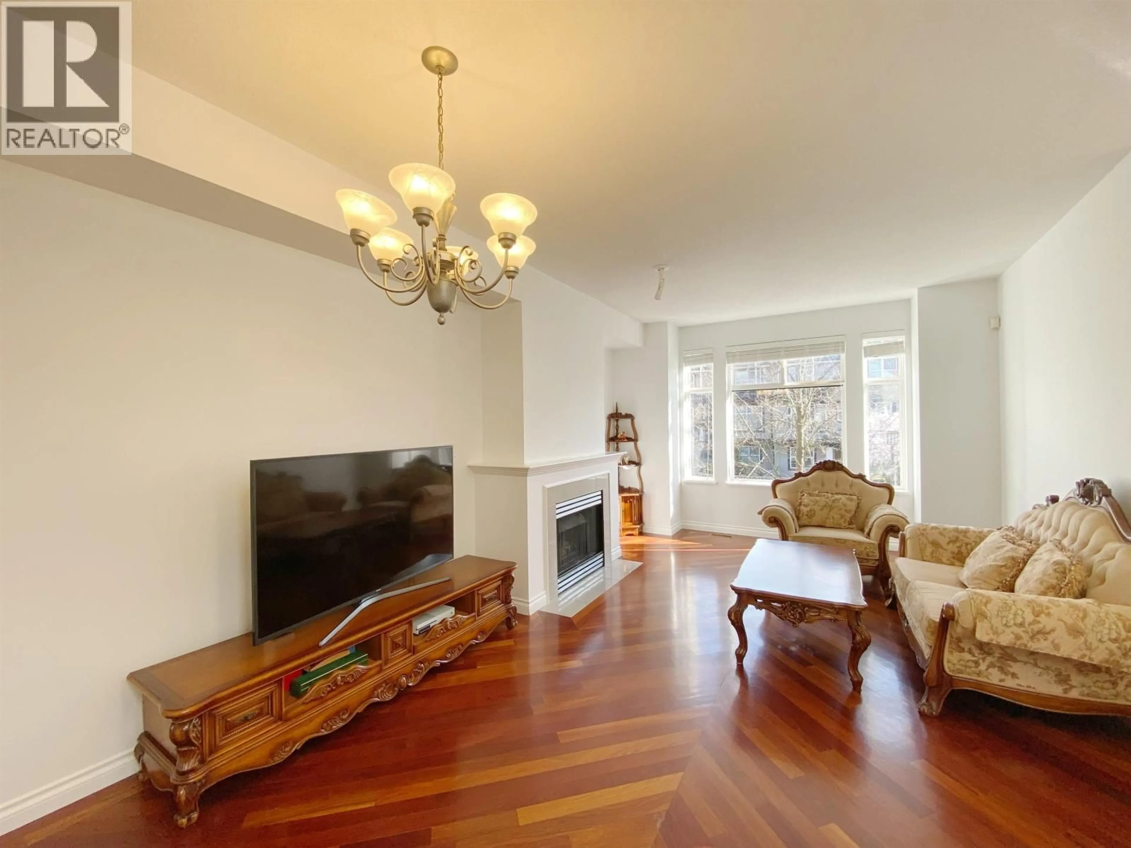 Living room with furniture, wood/laminate floor for 68 - 6888 ROBSON DRIVE, Richmond British Columbia V7C5T6