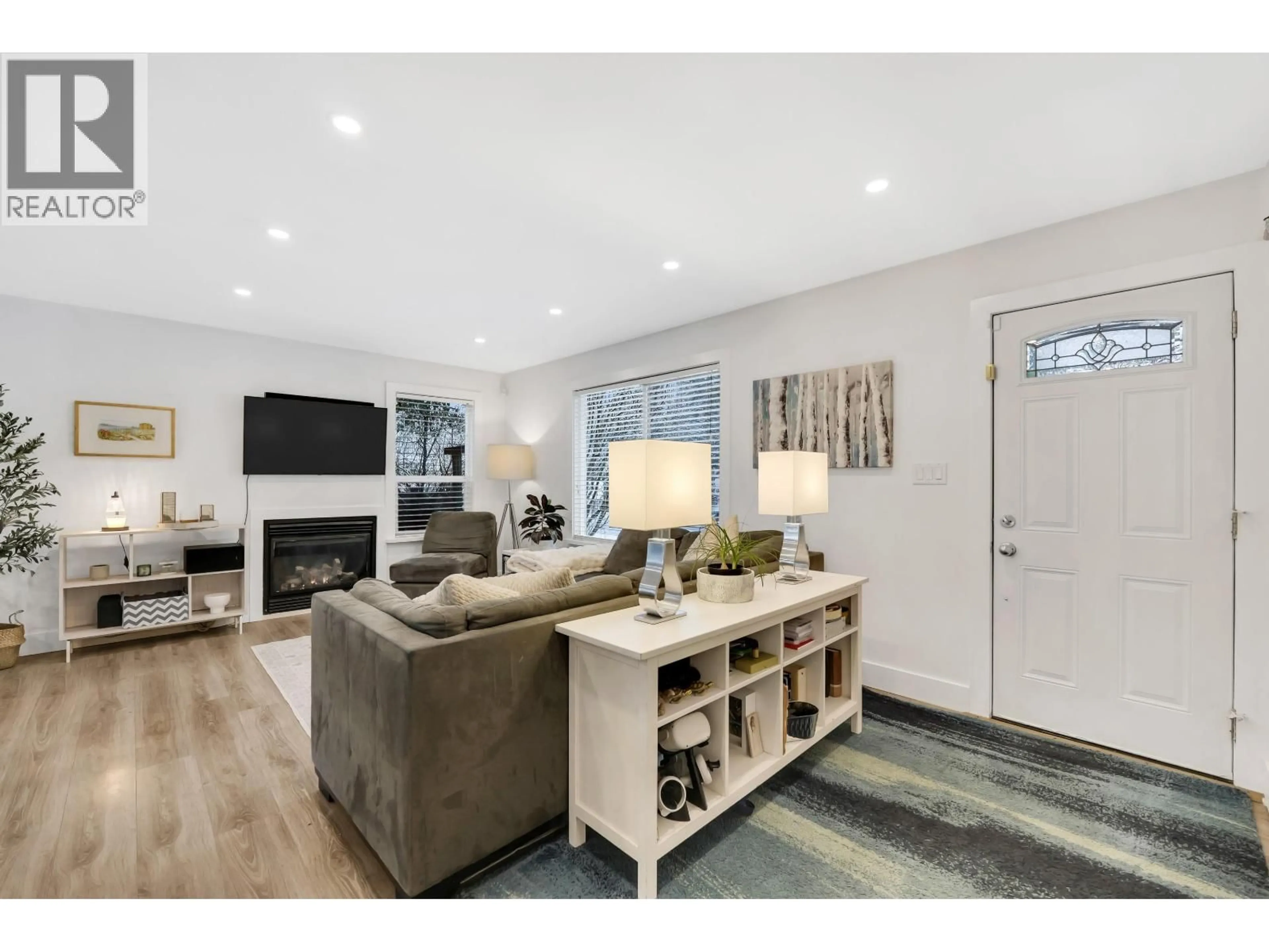 Living room with furniture, unknown for 40410 PERTH DRIVE, Squamish British Columbia V0N1T0