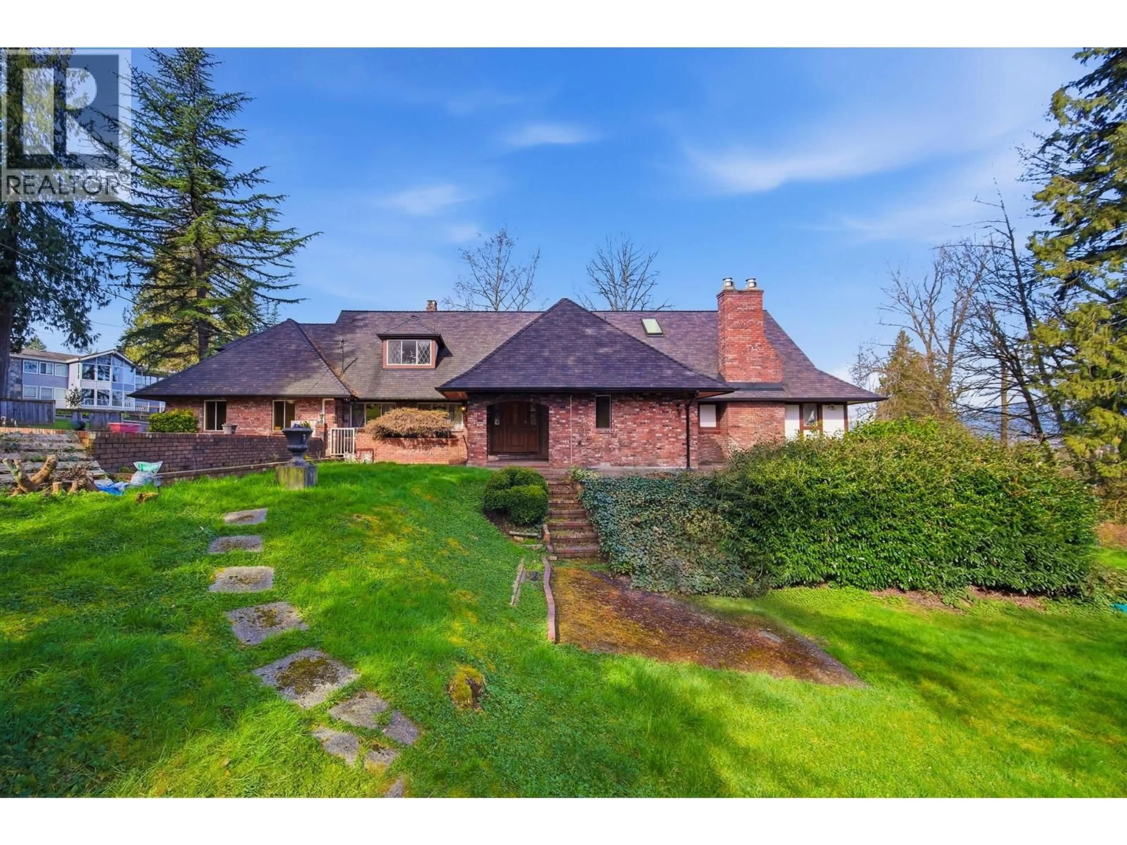 A pic from outside/outdoor area/front of a property/back of a property/a pic from drone, unknown for 5780 MALVERN AVENUE, Burnaby British Columbia V5E3E4