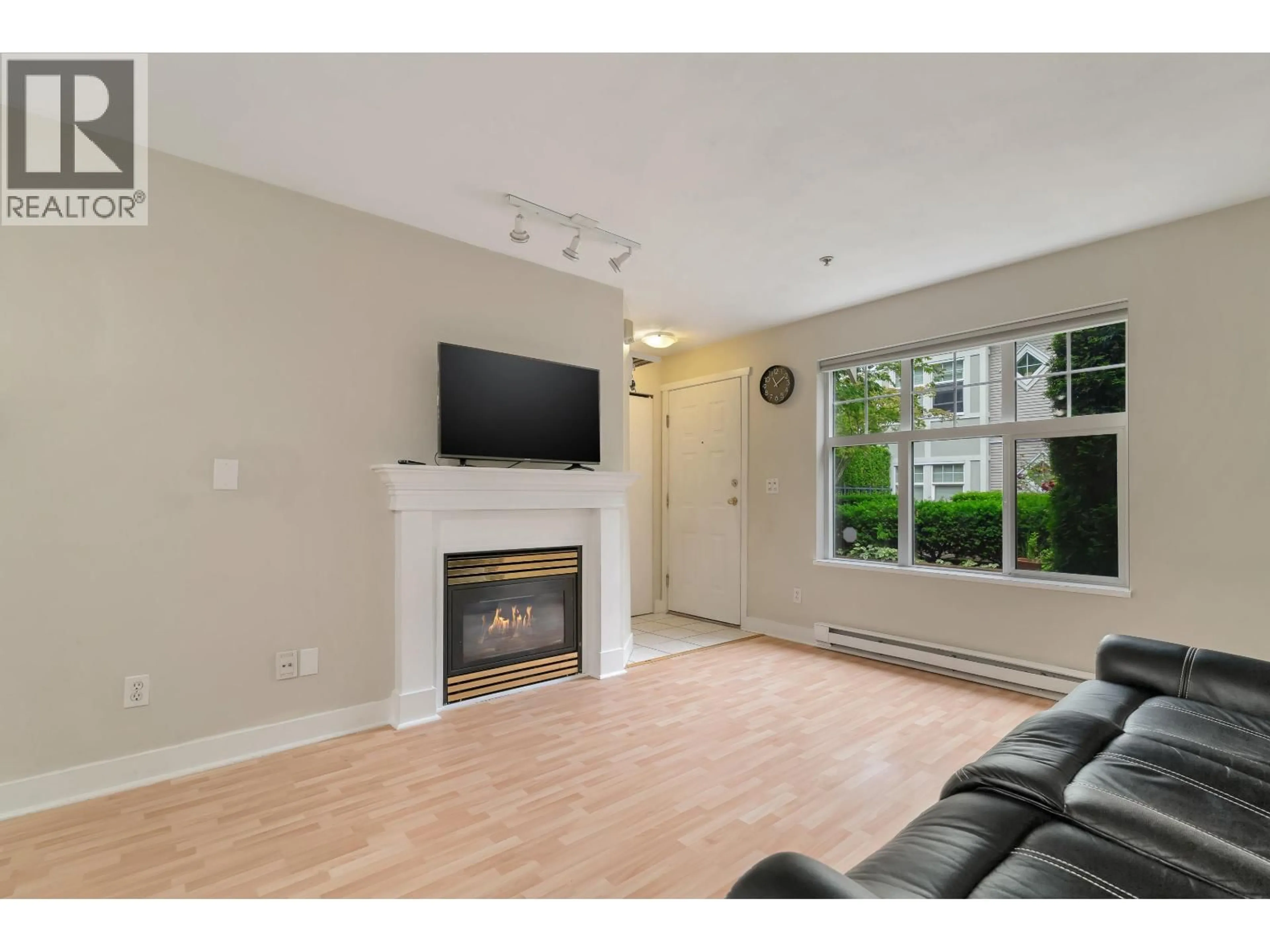 Living room with furniture, wood/laminate floor for 16 - 7071 EDMONDS STREET, Burnaby British Columbia V3N1A3
