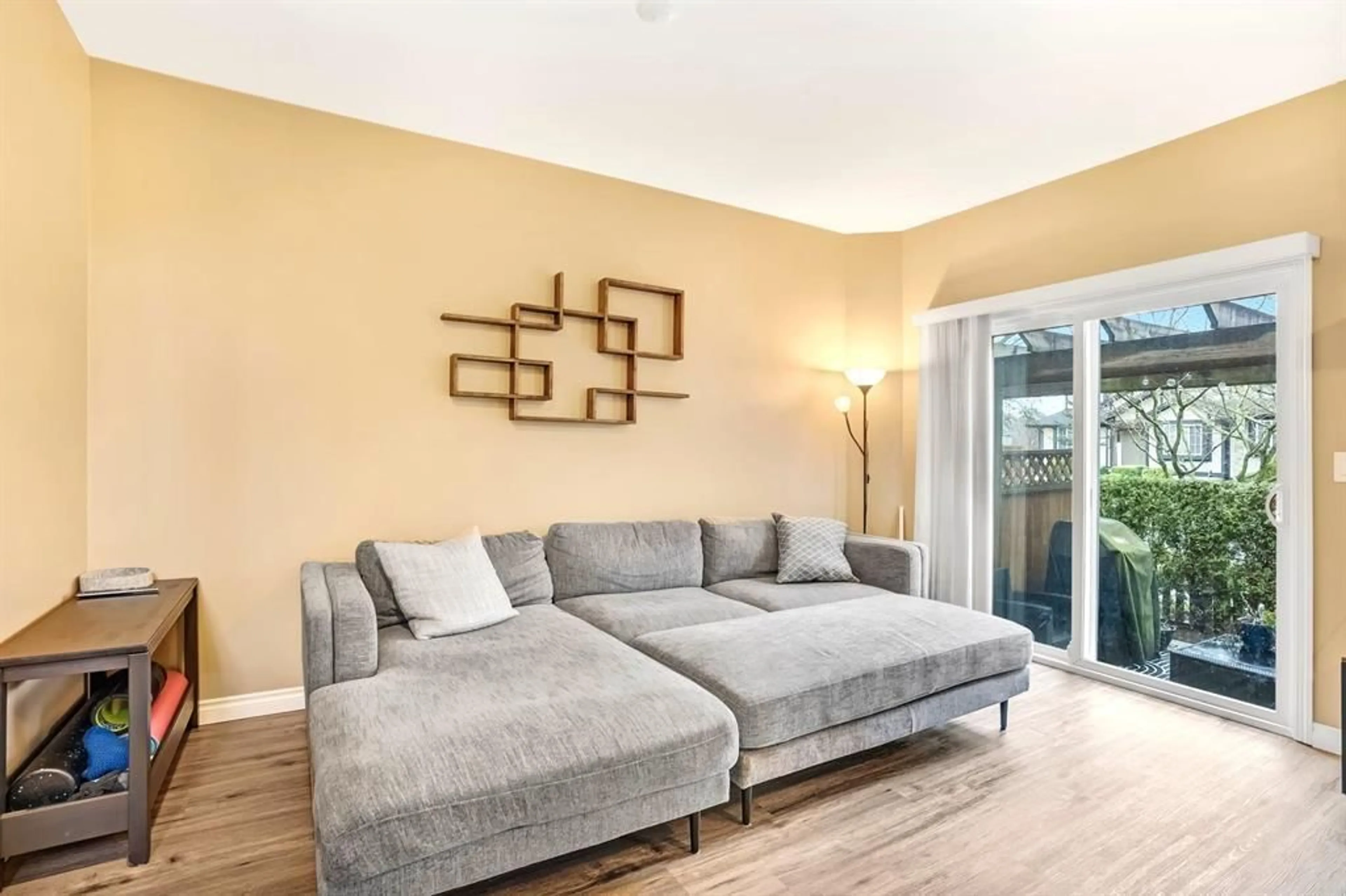 Living room with furniture, wood/laminate floor for 5 - 6588 188 STREET, Surrey British Columbia V3S1Z6