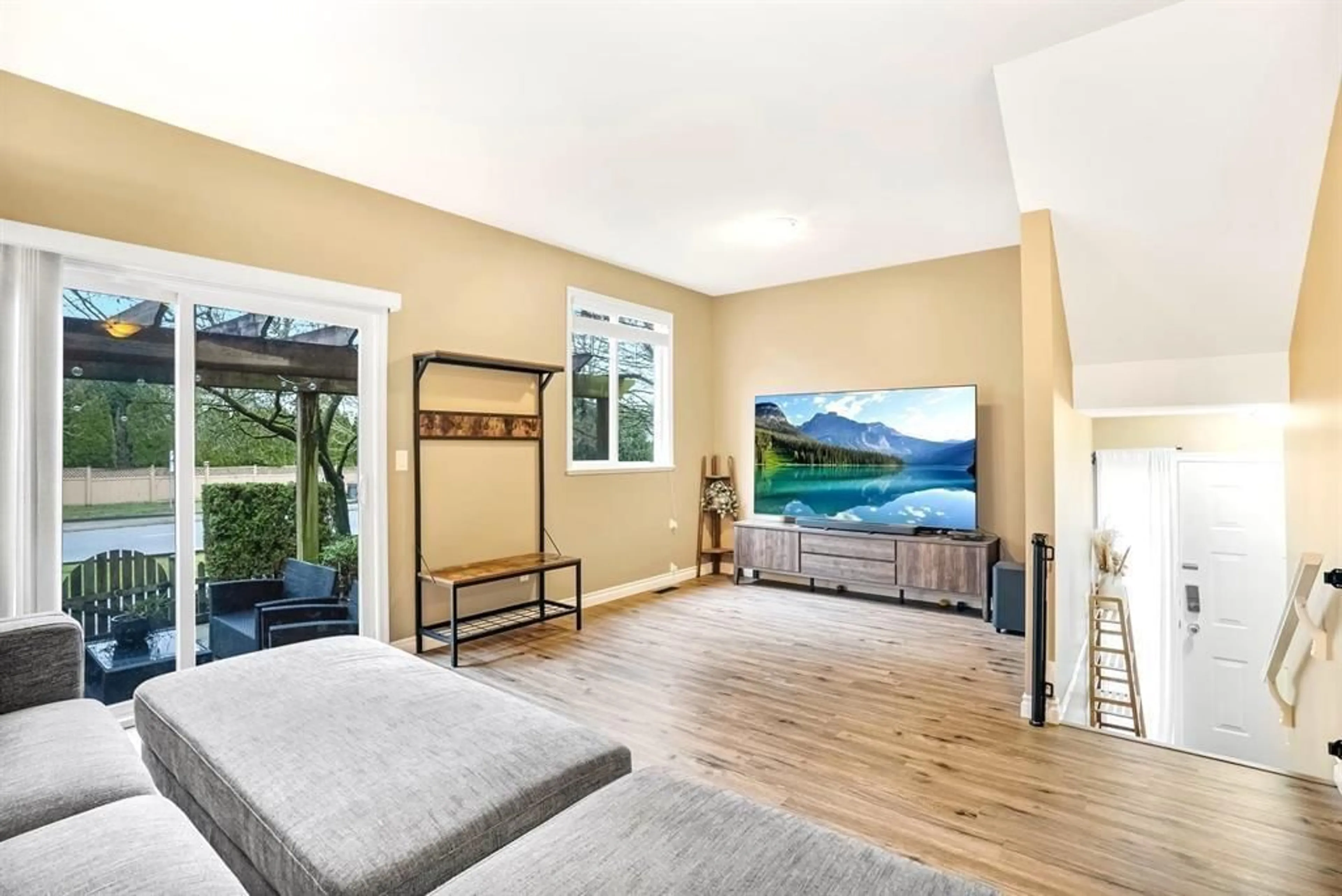 Living room with furniture, unknown for 5 - 6588 188 STREET, Surrey British Columbia V3S1Z6