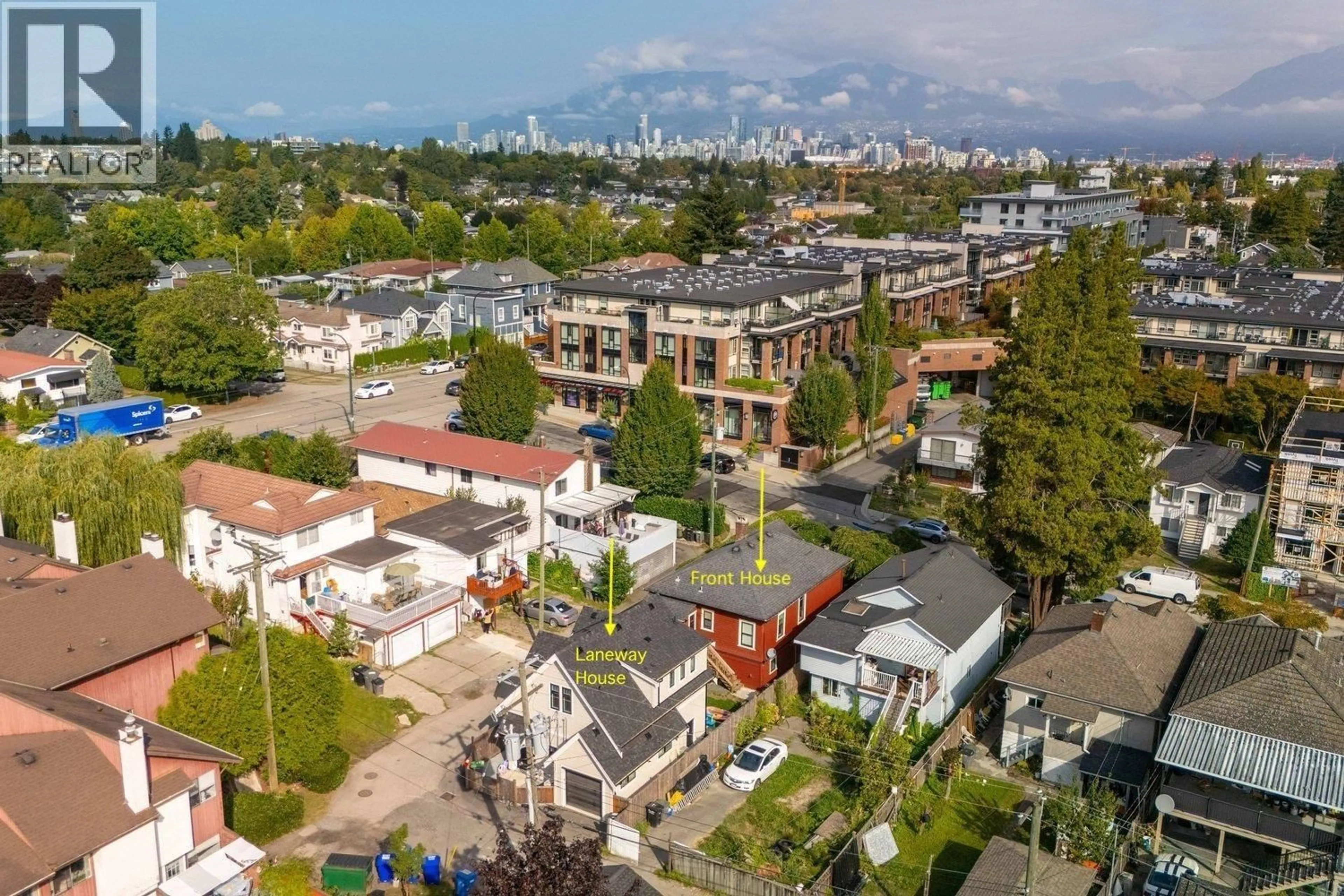 A pic from outside/outdoor area/front of a property/back of a property/a pic from drone, unknown for 720 30TH AVENUE, Vancouver British Columbia V5V2V9