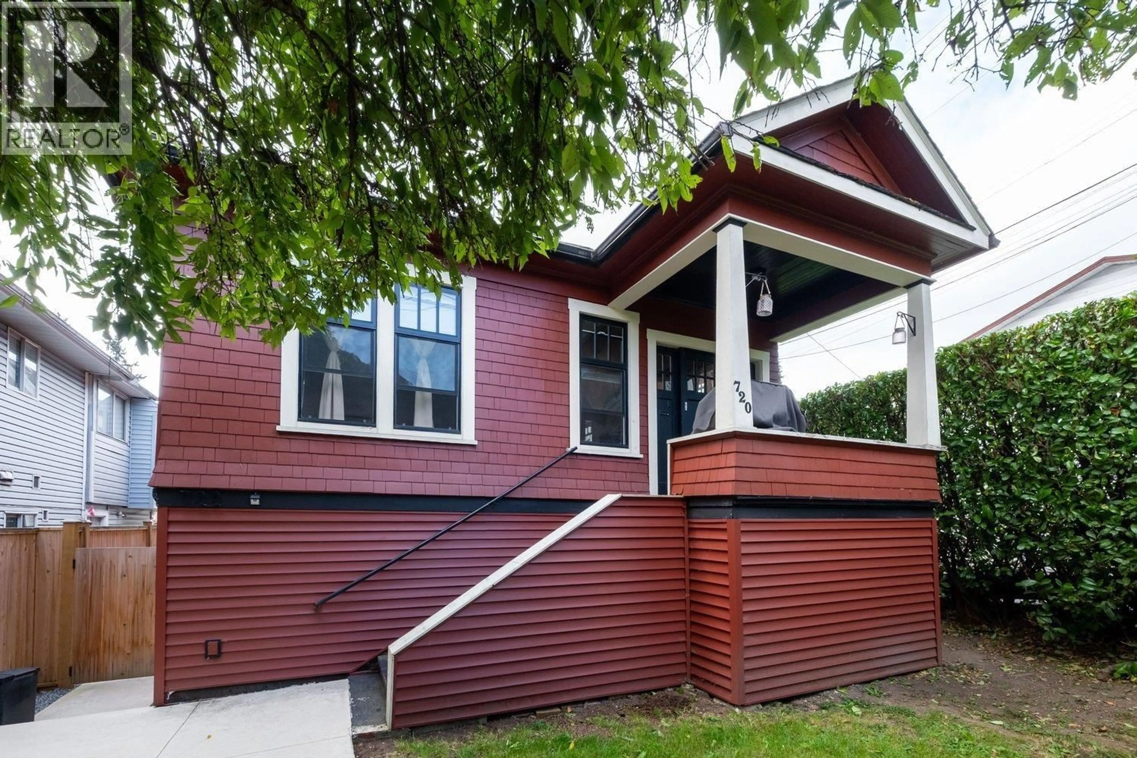 Home with vinyl exterior material, street for 720 30TH AVENUE, Vancouver British Columbia V5V2V9