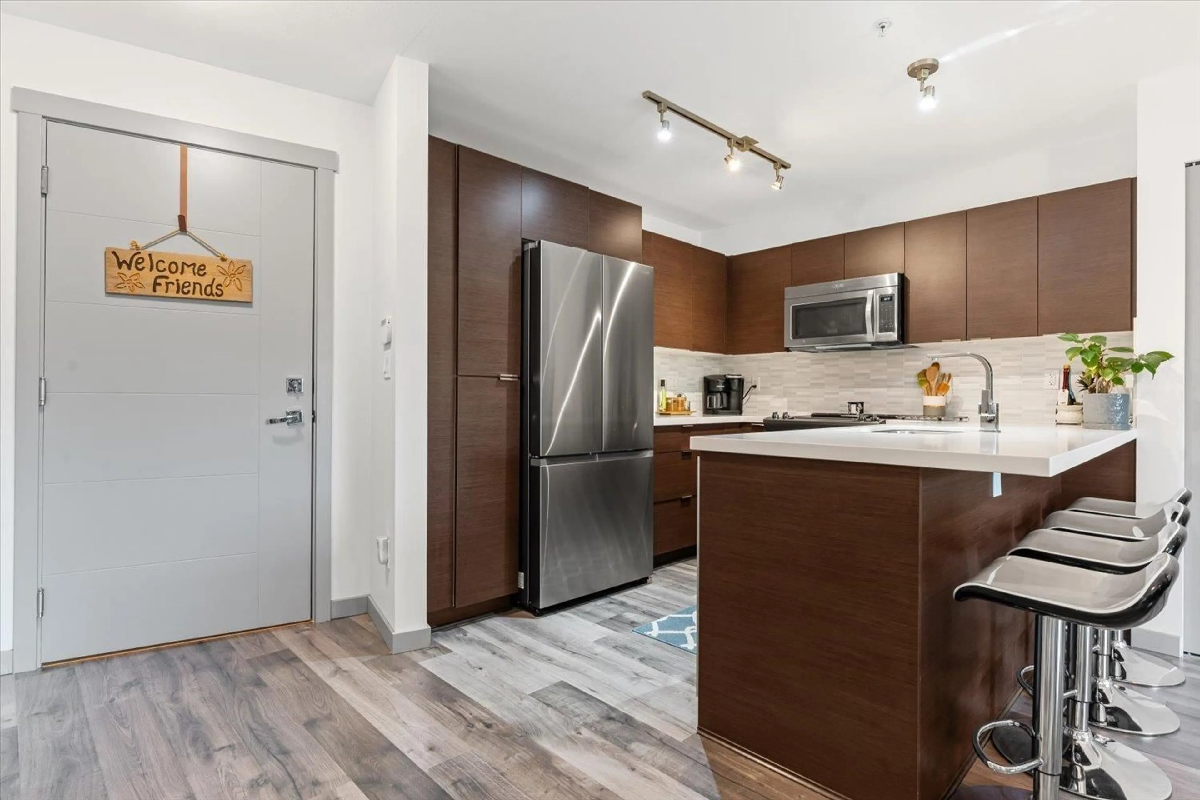 Open concept kitchen, wood/laminate floor for 202 - 19201 66A AVENUE, Surrey British Columbia V4N6N7