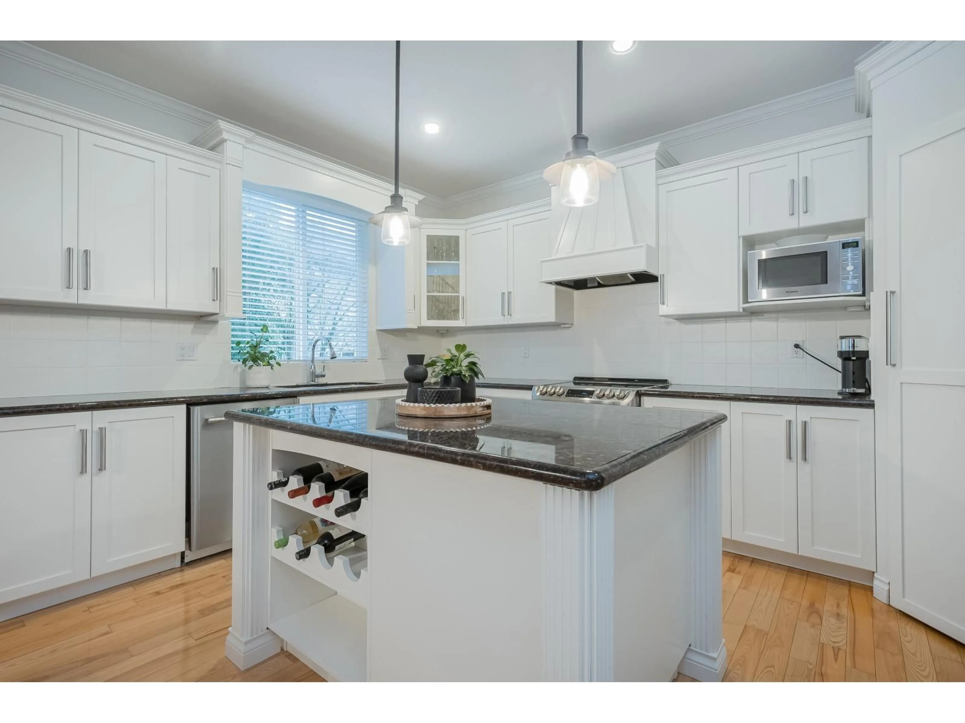 Contemporary kitchen, unknown for 21650 91 AVENUE, Langley British Columbia V1M4C9