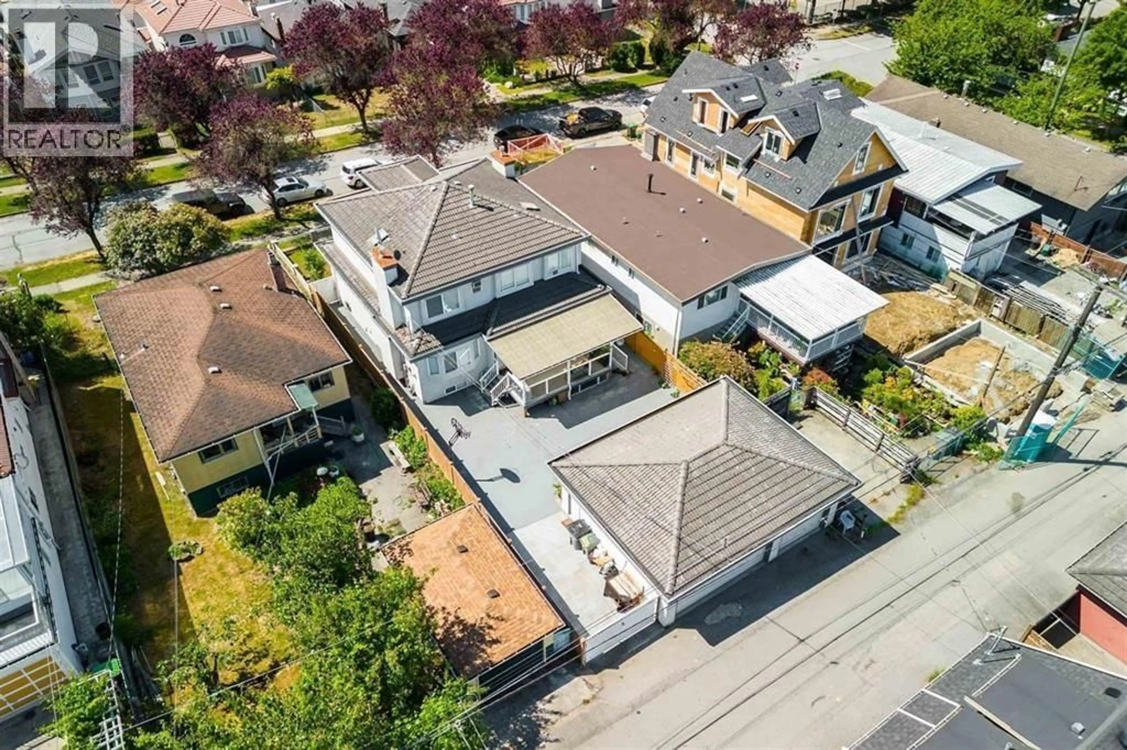 A pic from outside/outdoor area/front of a property/back of a property/a pic from drone, street for 1033 39TH AVENUE, Vancouver British Columbia V5W1K9