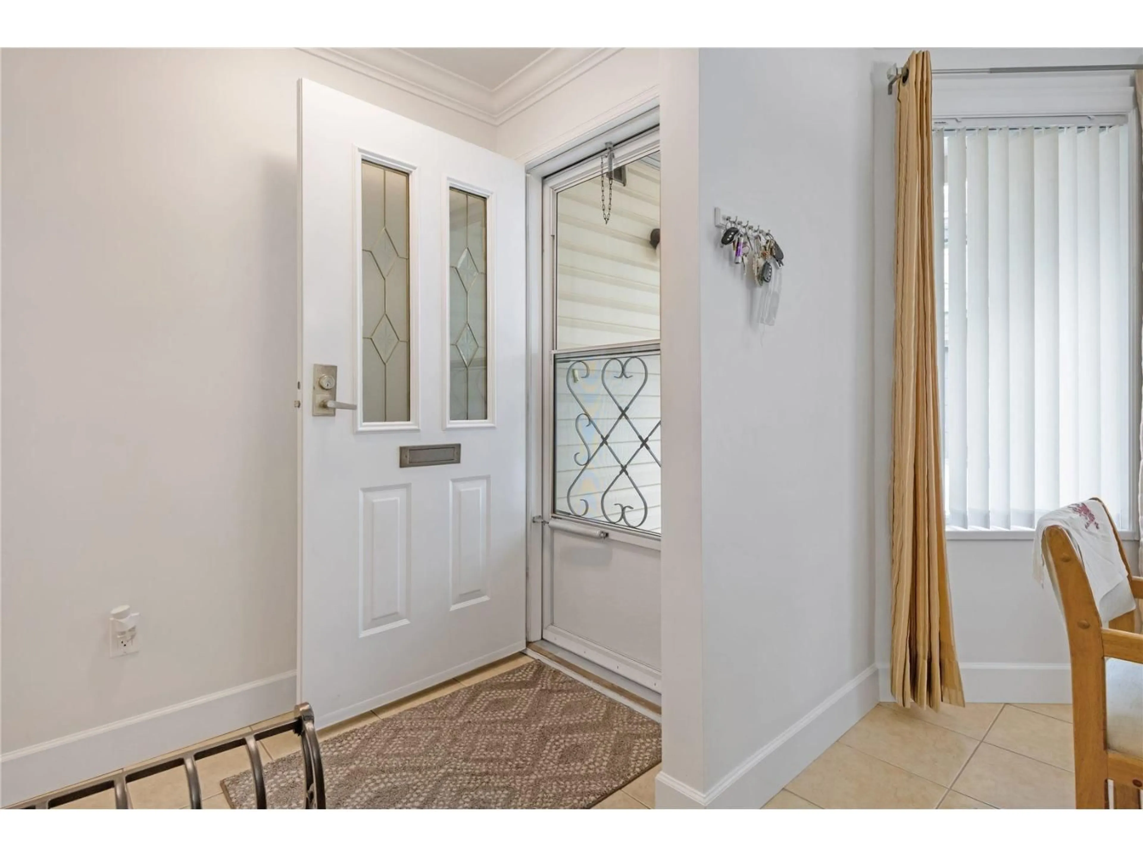 Indoor entryway for 19 - 9971 151 STREET, Surrey British Columbia V3R9N6