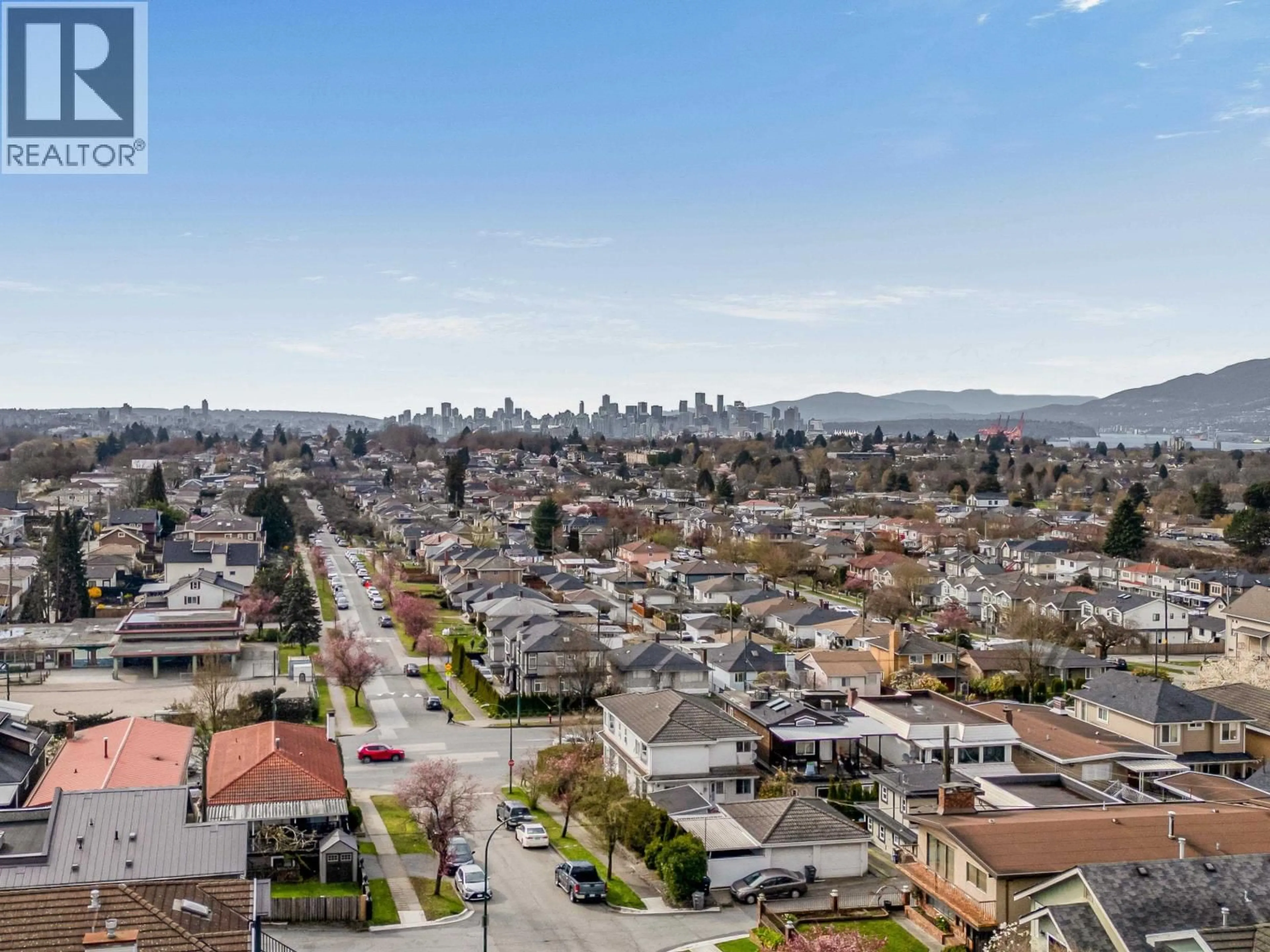 A pic from outside/outdoor area/front of a property/back of a property/a pic from drone, city buildings view from balcony for 2958 4TH AVENUE, Vancouver British Columbia V5M1L2