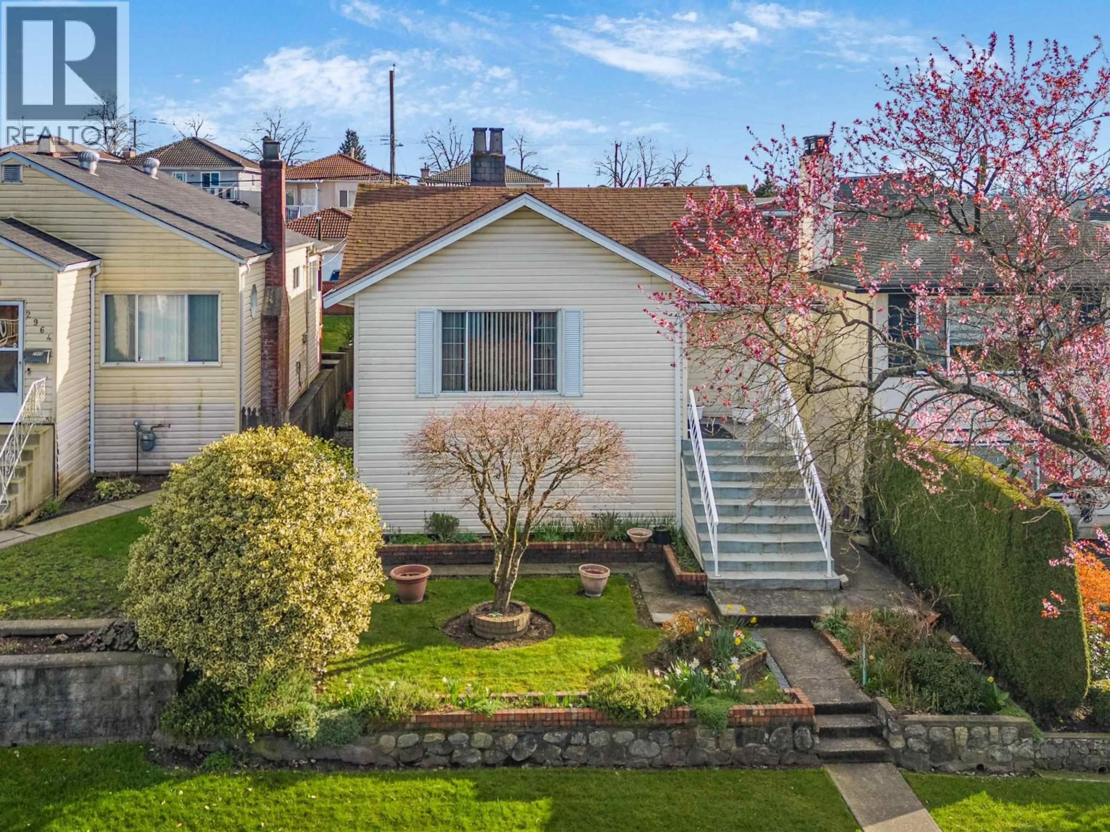 A pic from outside/outdoor area/front of a property/back of a property/a pic from drone, street for 2958 4TH AVENUE, Vancouver British Columbia V5M1L2