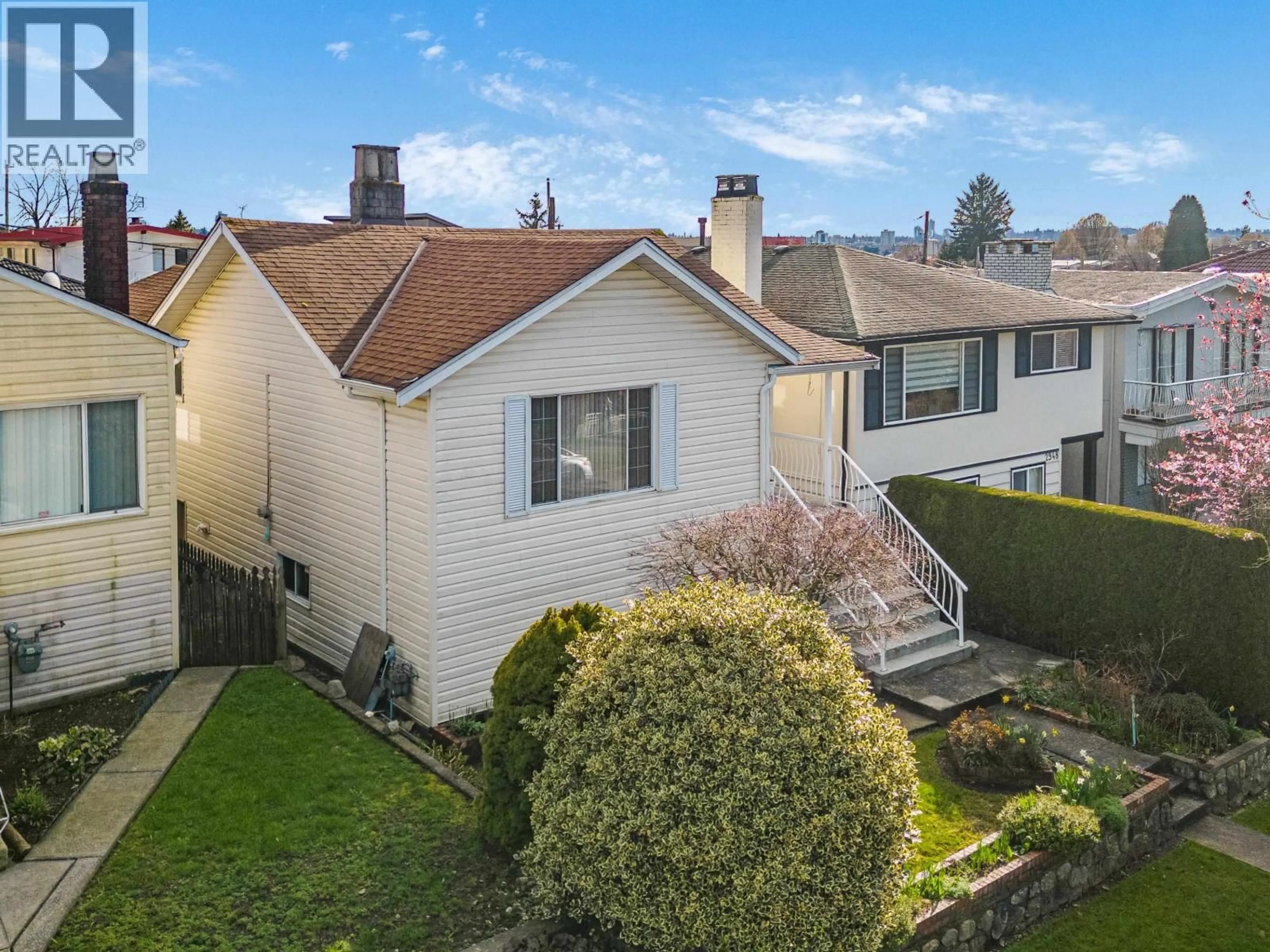 A pic from outside/outdoor area/front of a property/back of a property/a pic from drone, unknown for 2958 4TH AVENUE, Vancouver British Columbia V5M1L2