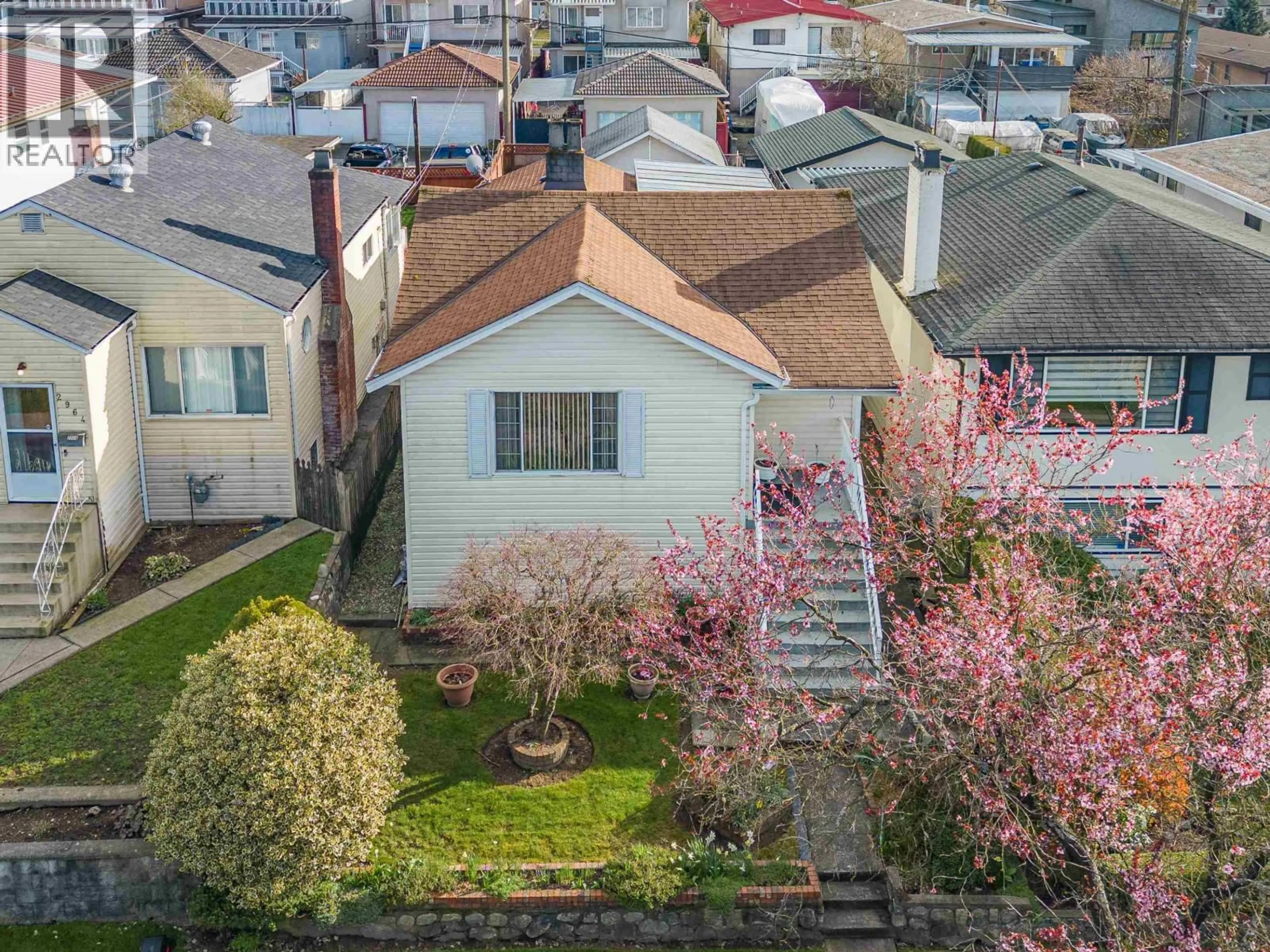 A pic from outside/outdoor area/front of a property/back of a property/a pic from drone, street for 2958 4TH AVENUE, Vancouver British Columbia V5M1L2