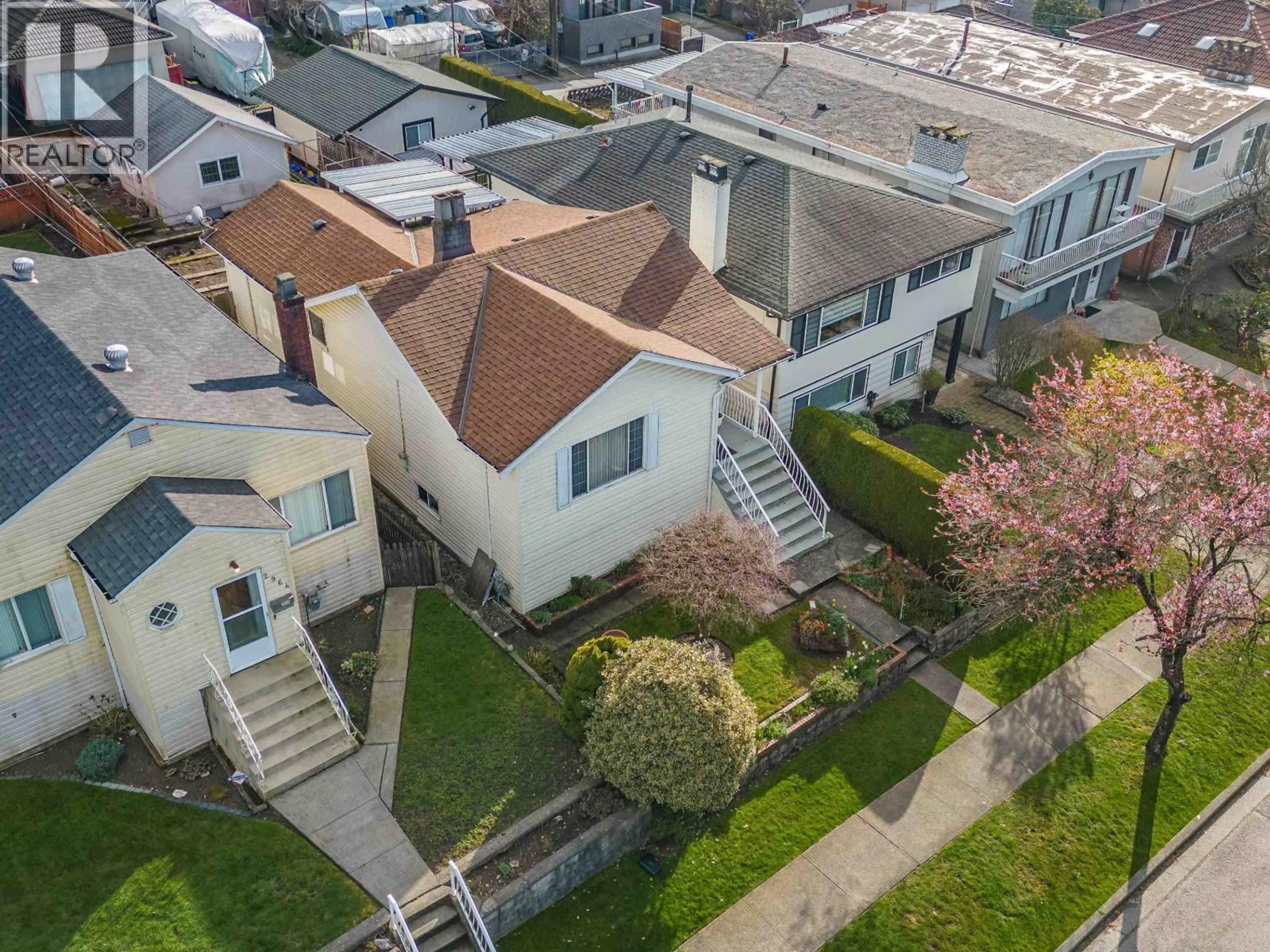 A pic from outside/outdoor area/front of a property/back of a property/a pic from drone, unknown for 2958 4TH AVENUE, Vancouver British Columbia V5M1L2