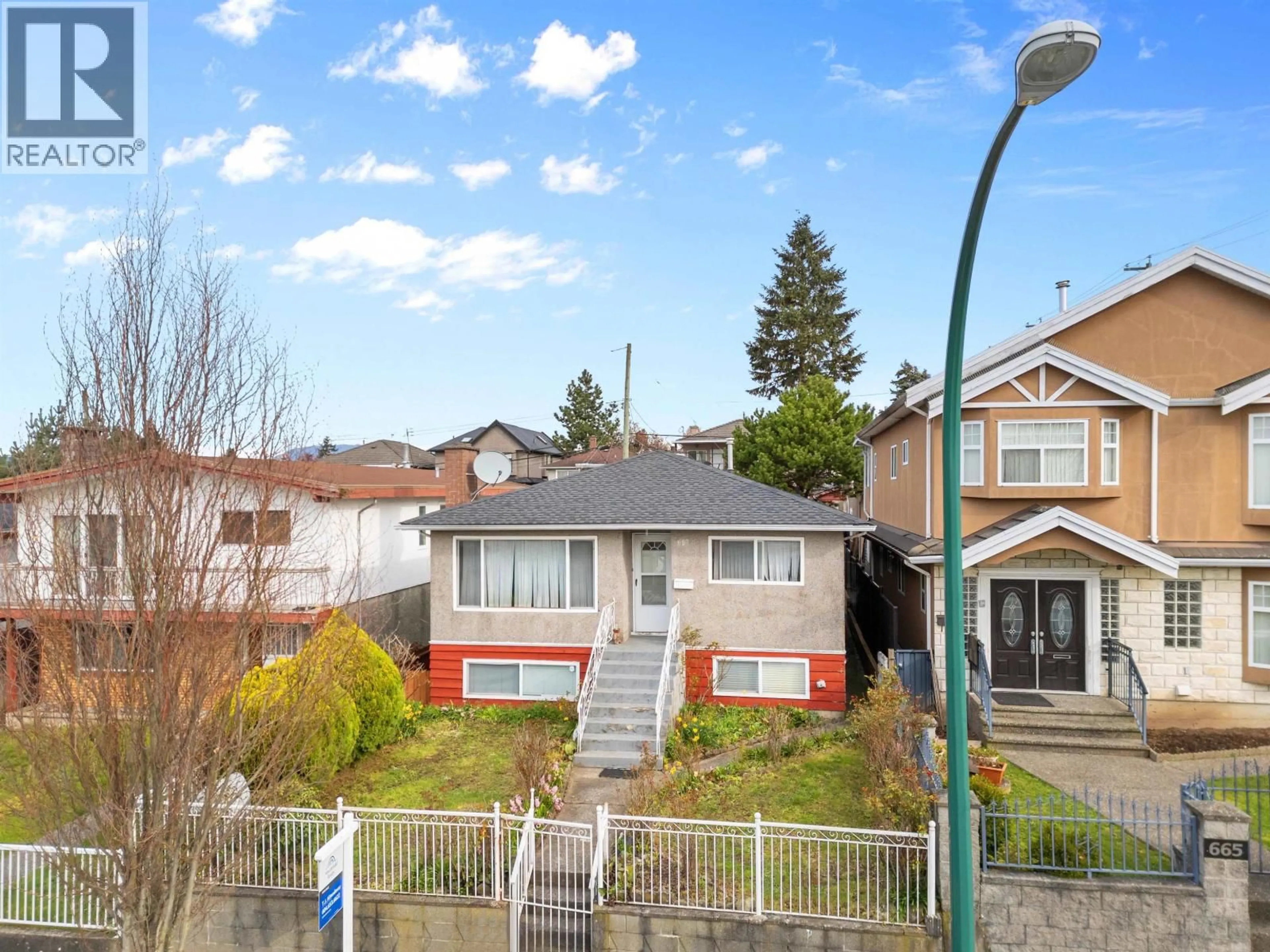 A pic from outside/outdoor area/front of a property/back of a property/a pic from drone, street for 657 57TH AVENUE, Vancouver British Columbia V5X1T1