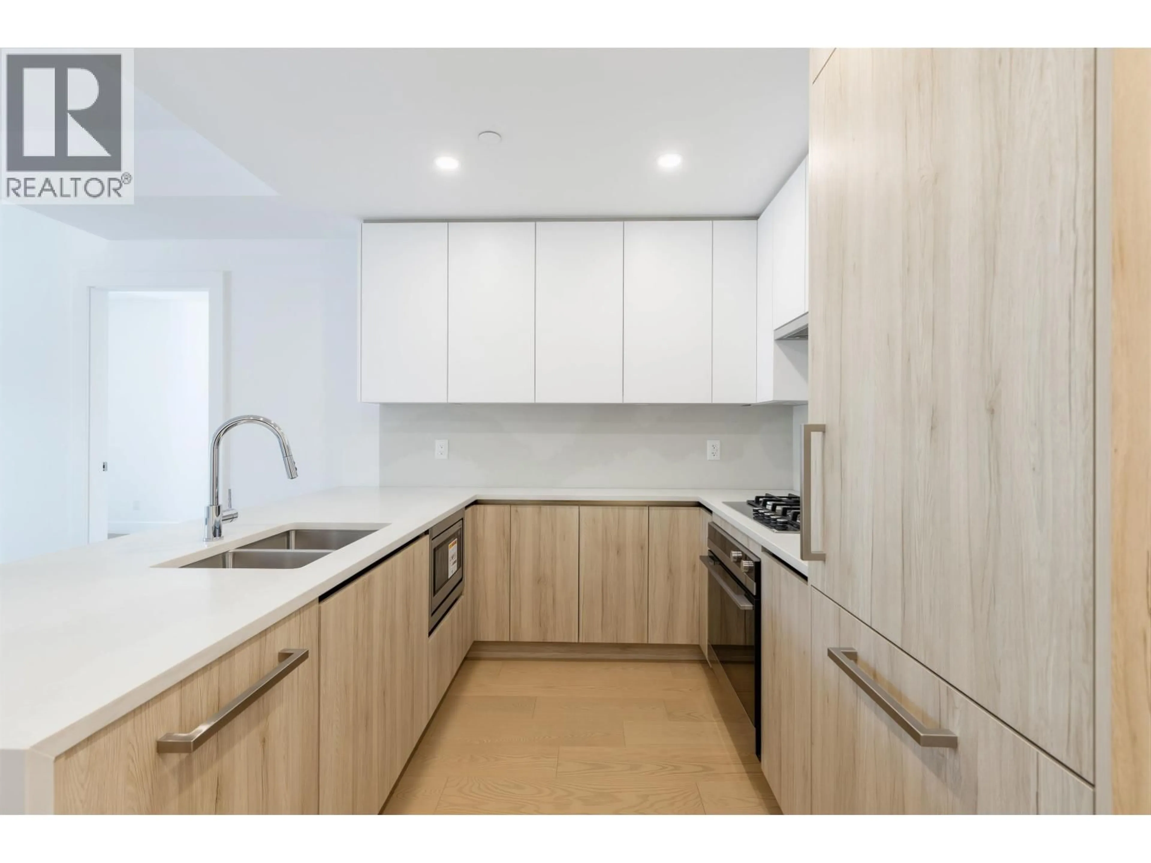 Standard kitchen, wood/laminate floor for 503 - 423 6TH STREET, West Vancouver British Columbia V7T0A1