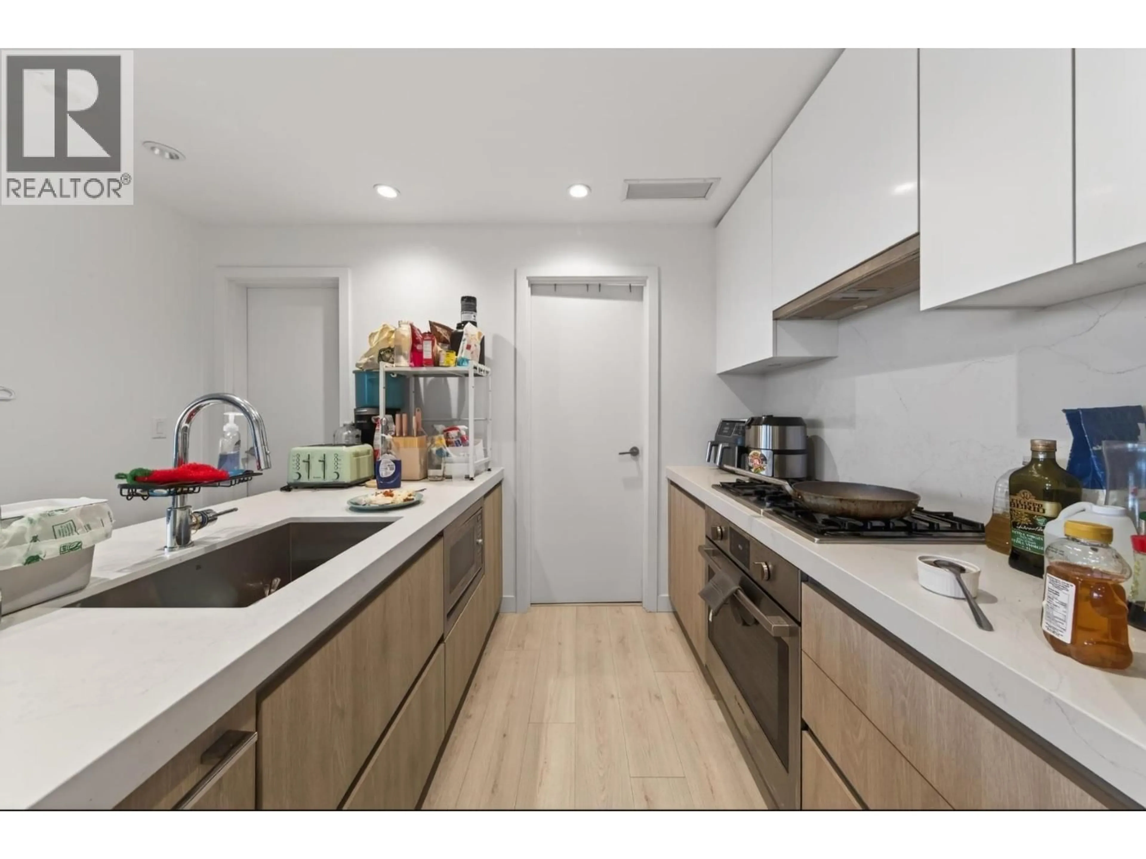 Standard kitchen, unknown for 3402 - 6080 MCKAY AVENUE, Burnaby British Columbia V5H0J4