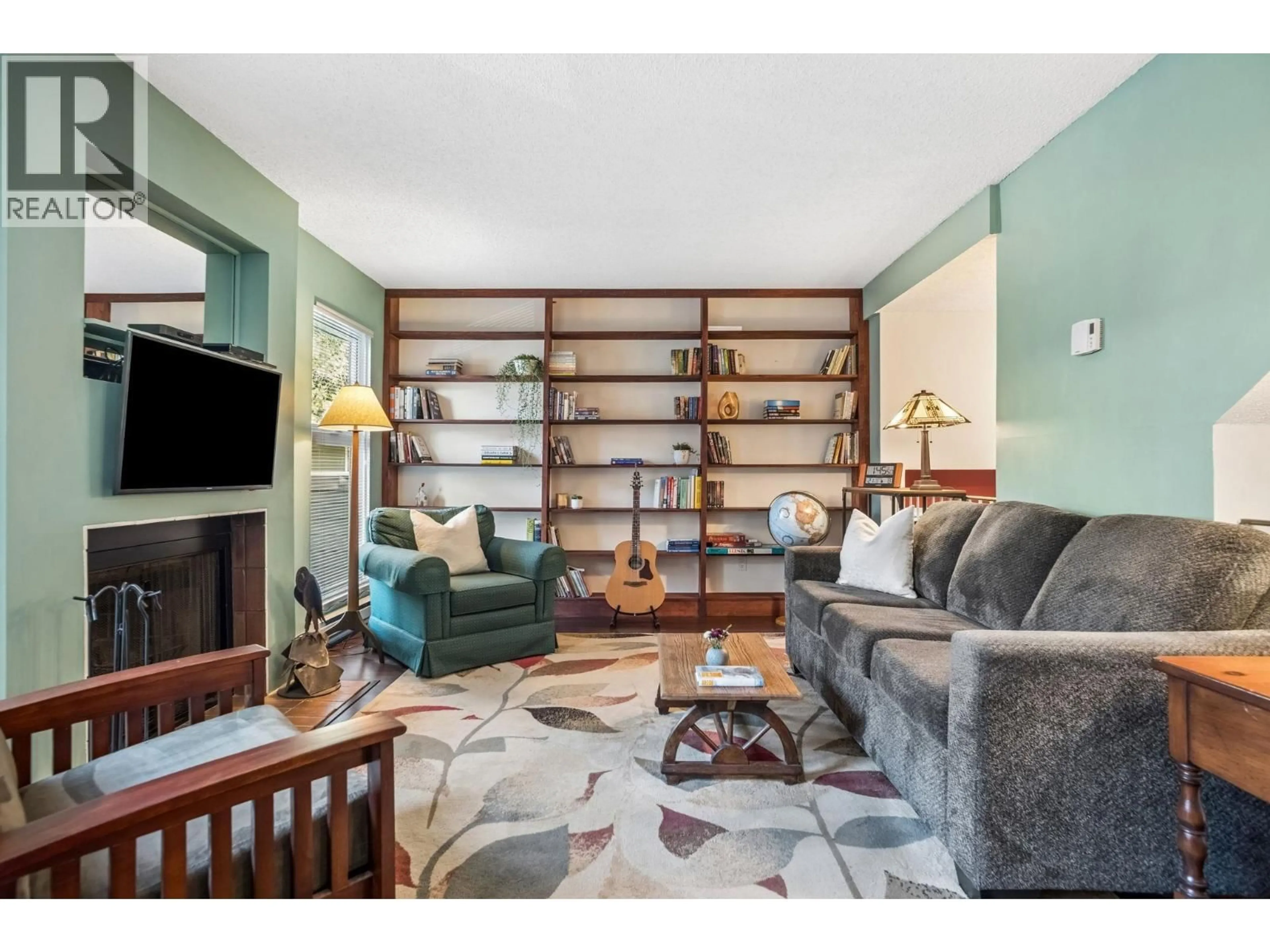Living room with furniture, wood/laminate floor for 7250 APPLEDALE PLACE, Vancouver British Columbia V5S3Y7