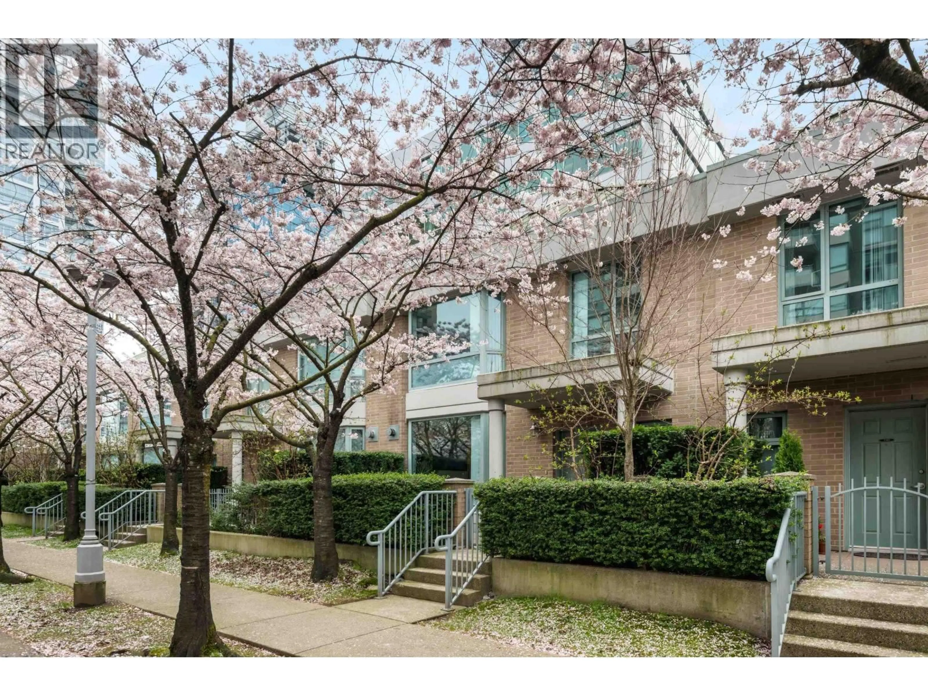 Patio, street for TH4 - 1889 ROSSER AVENUE, Burnaby British Columbia V5C6R4