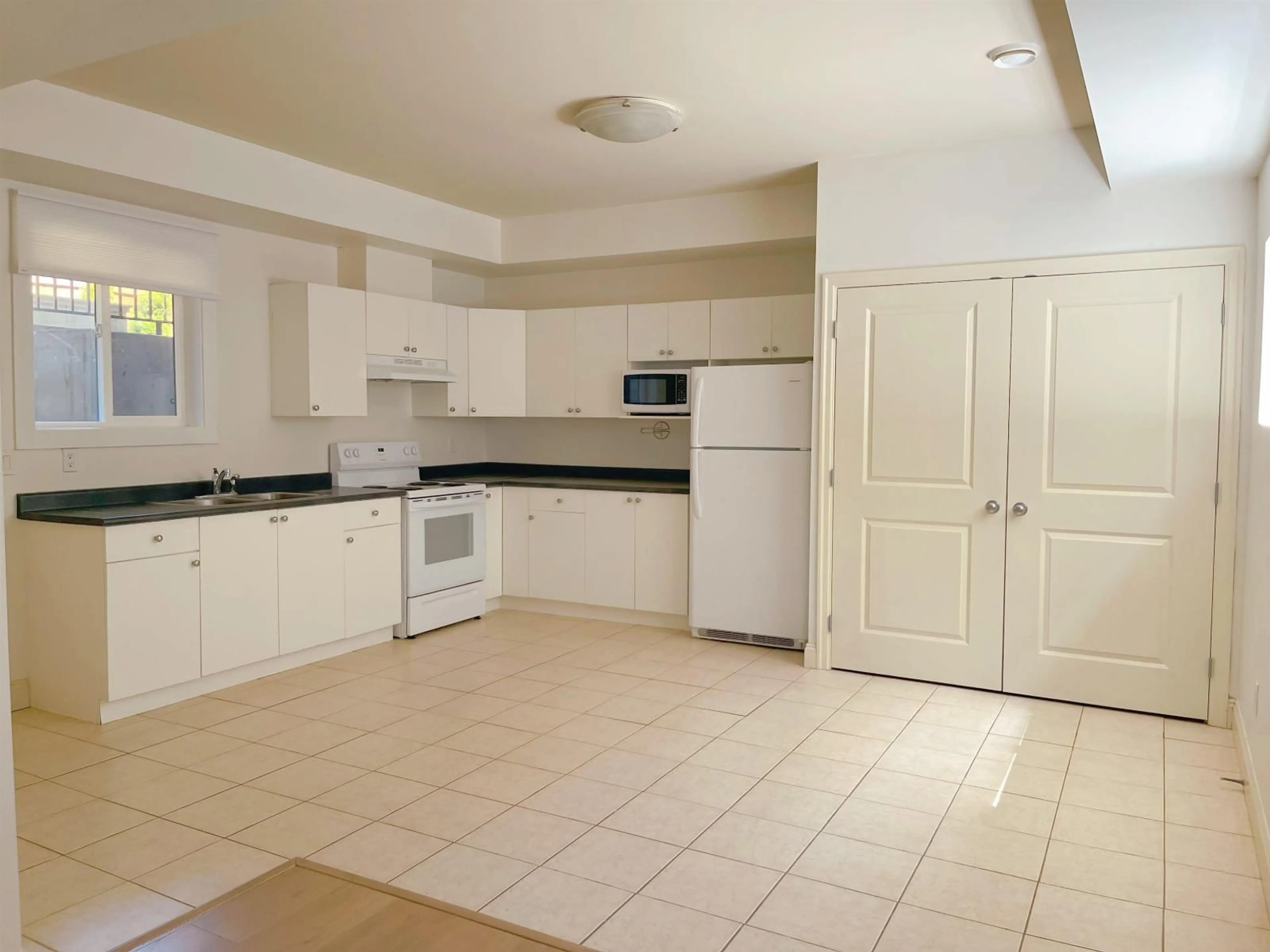 Standard kitchen, ceramic/tile floor for 21657 92B AVENUE, Langley British Columbia V1M0A3