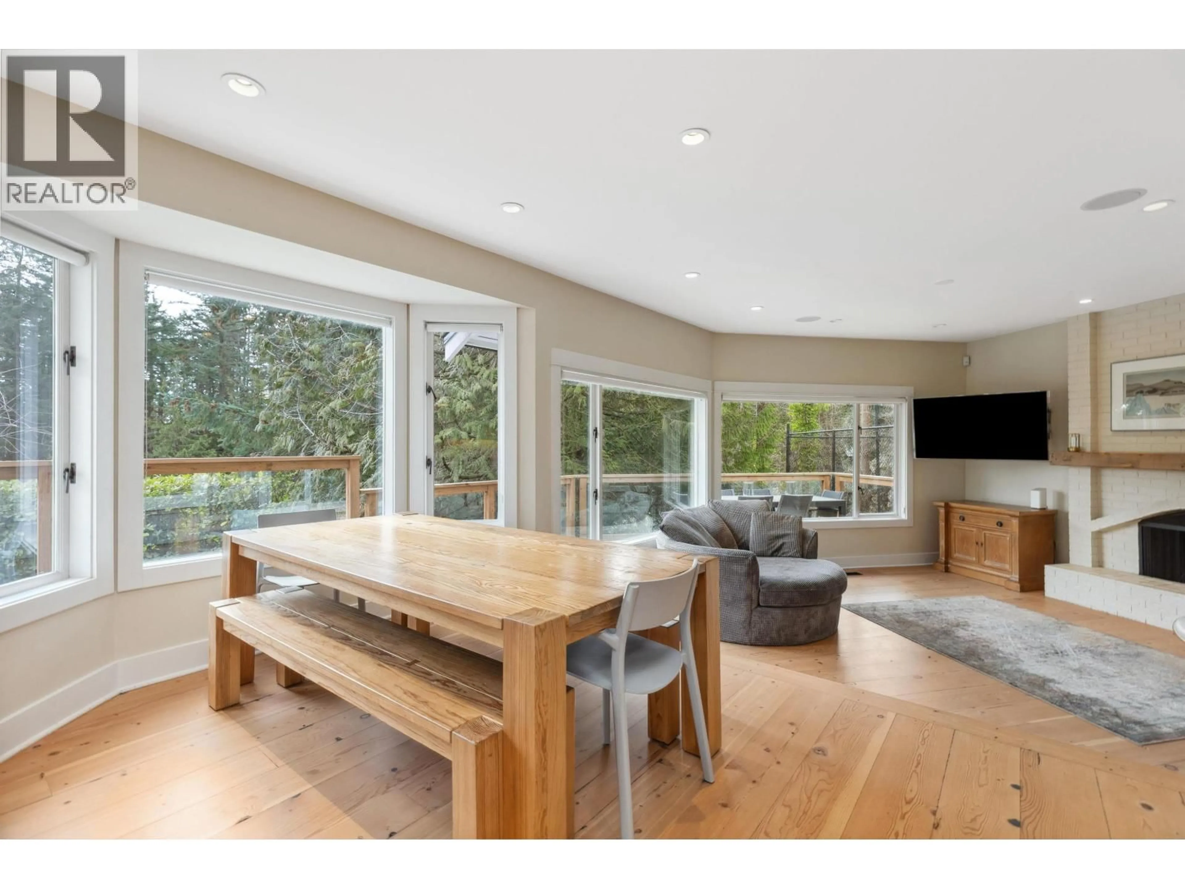 Open concept kitchen, wood/laminate floor for 3714 SOUTHRIDGE PLACE, West Vancouver British Columbia V7V3H8