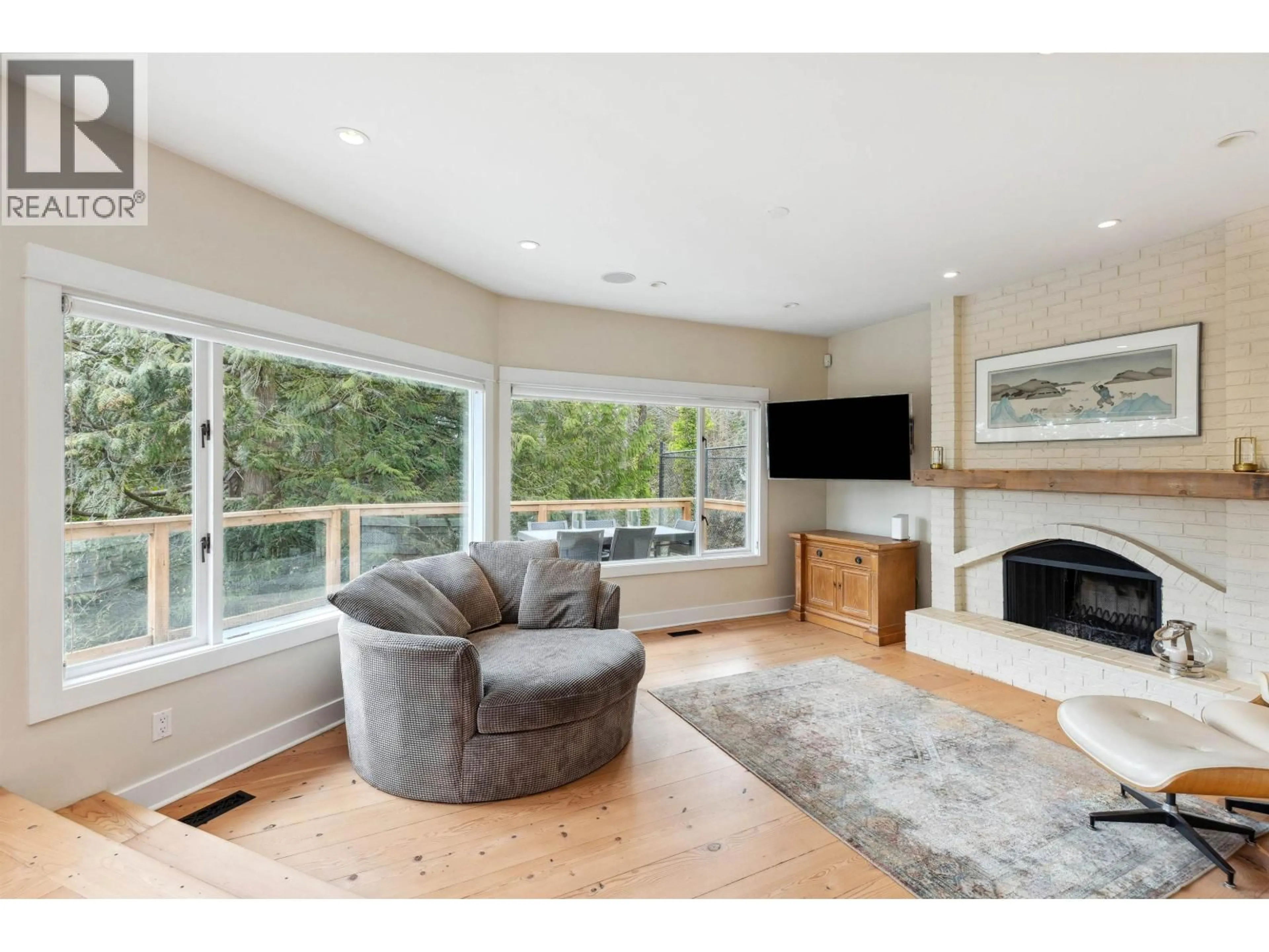 Living room with furniture, wood/laminate floor for 3714 SOUTHRIDGE PLACE, West Vancouver British Columbia V7V3H8
